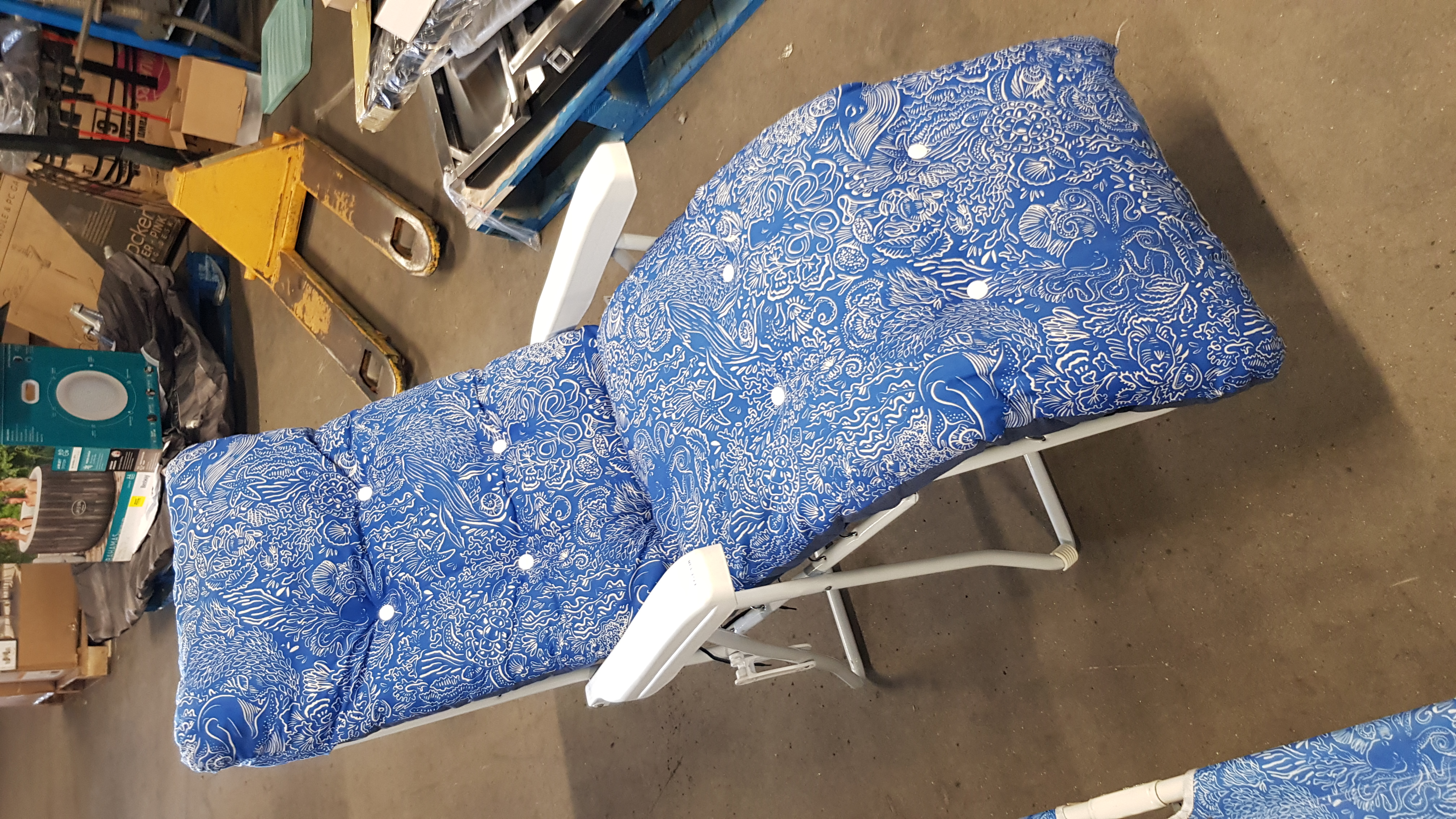 Title: (138/7K) Lot RRP £65. 2x Blue Ocean Print Garden Furniture Items. 1x Sun Lounger RRP £30. - Image 7 of 11