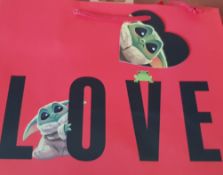 Title: (106/R1) Lot RRP £100. 50x Baby Yoda Love Medium Gift Bag Red RRP £1 Each. 40x Disney