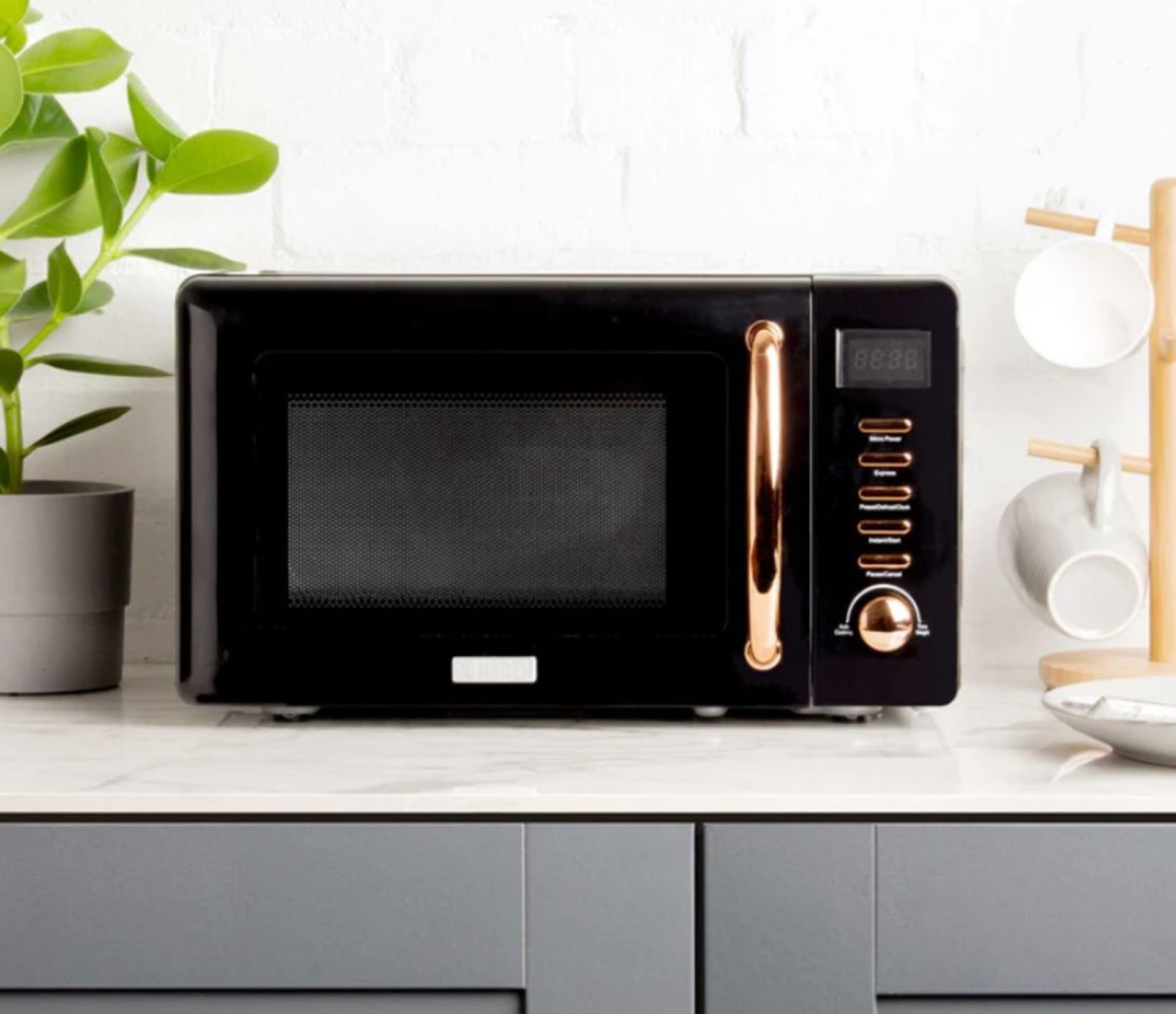 Title: (60/10A) RRP £110. Hayden Black & Copper Microwave 800W. (Unit Appears Clean, Unused).