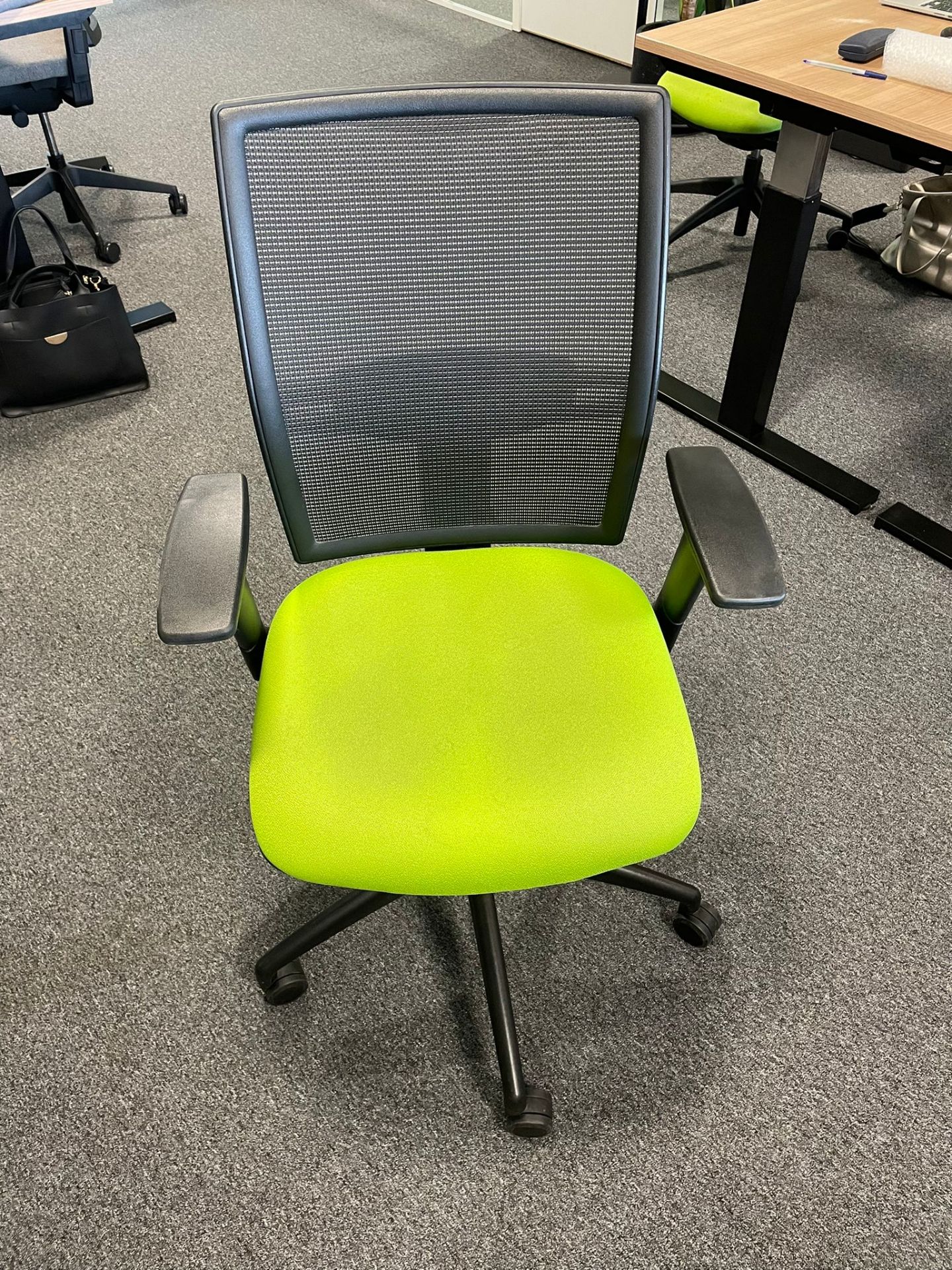 1 x Adjustable Swivel Chair