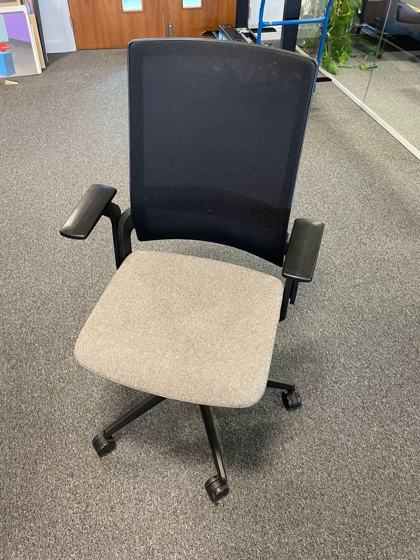 1 x Adjustable Swivel Chair