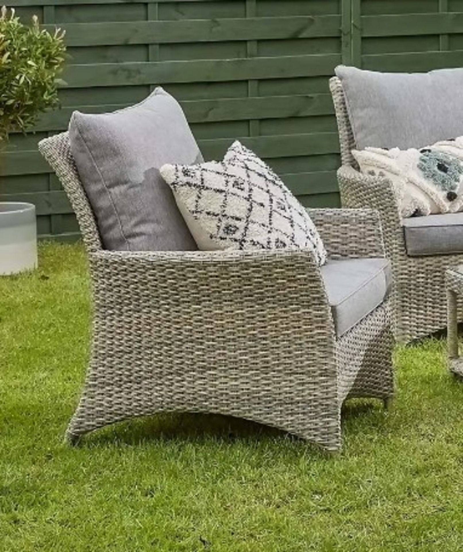 (22/Mez) RRP £150. Hartington Florence Collection Rattan Armchair Chair With 2x Cushion. Dimension..