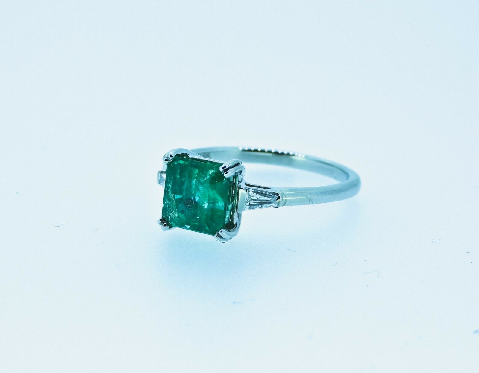 Certified 2.37 ct Natural Emerald and Diamonds 18K White Gold Ring - Image 8 of 8