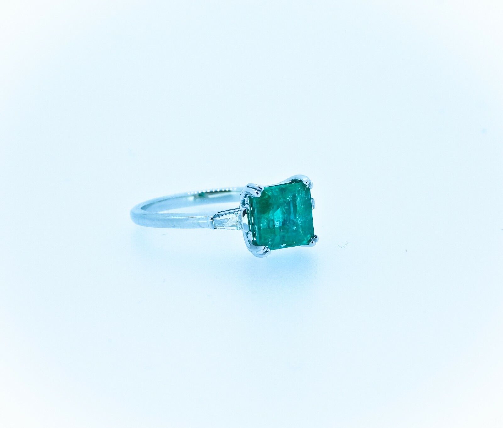 Certified 2.37 ct Natural Emerald and Diamonds 18K White Gold Ring - Image 6 of 8