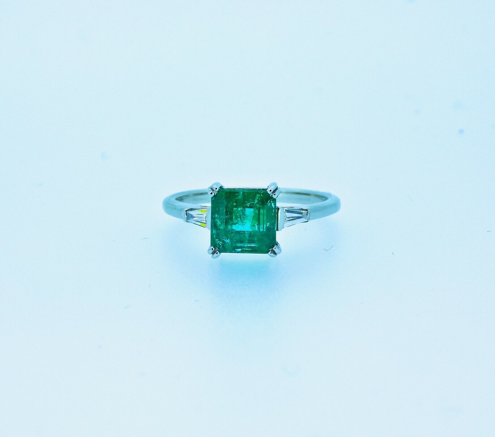 Certified 2.37 ct Natural Emerald and Diamonds 18K White Gold Ring - Image 4 of 8