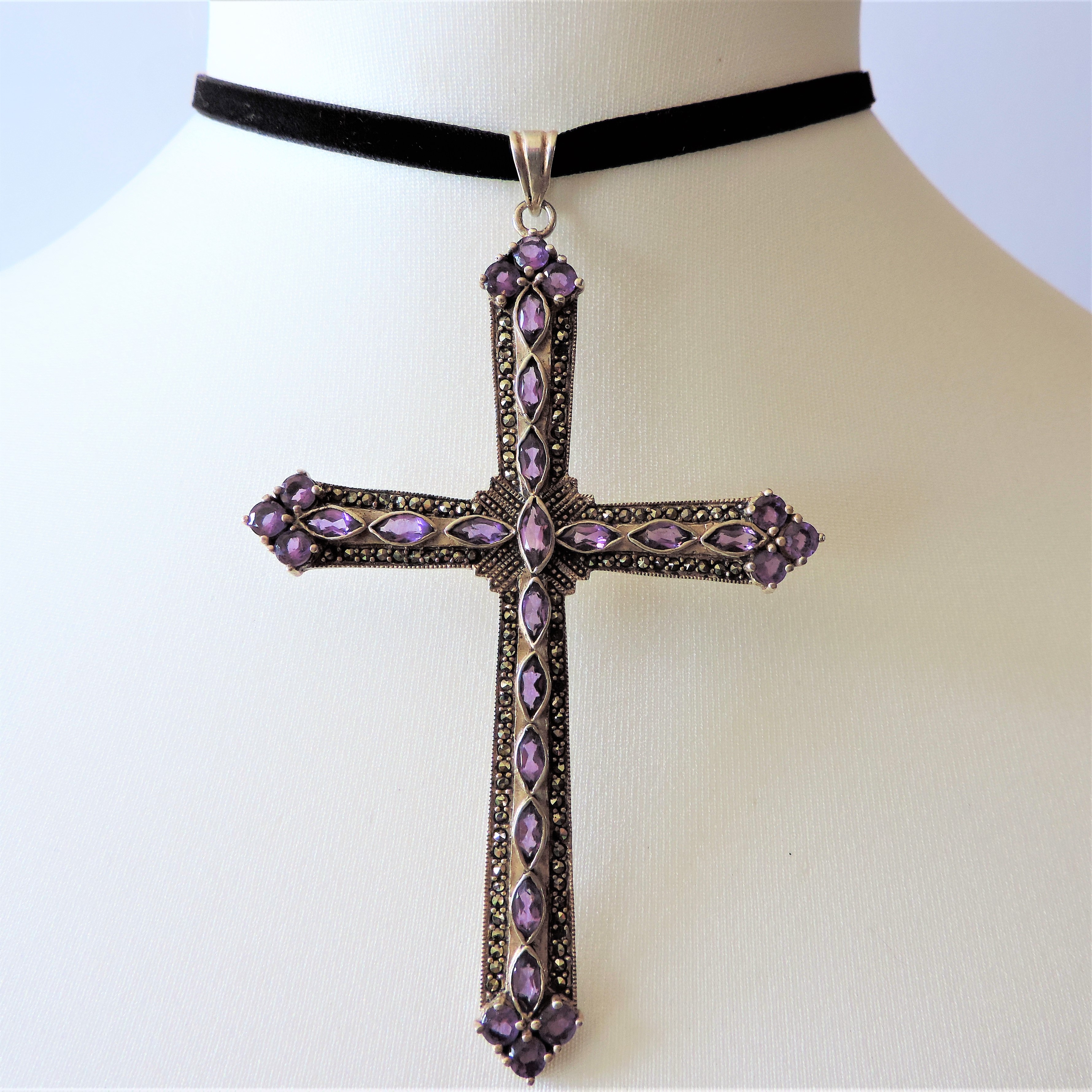 Extra Large Vintage Sterling Silver 12ct Amethyst & Marcasite Cross Pendant - Image 2 of 8