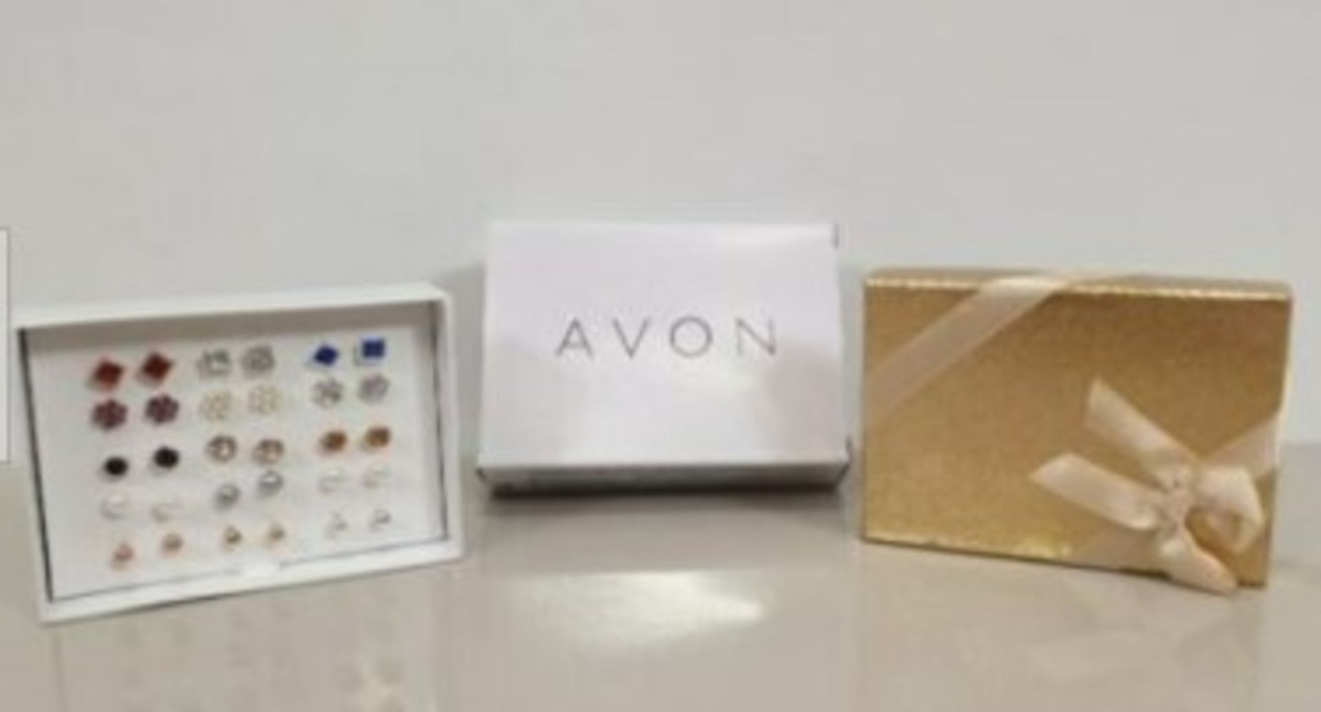 Avon 15 Stud Earring Cosmetic Gift Set In Presentation Box