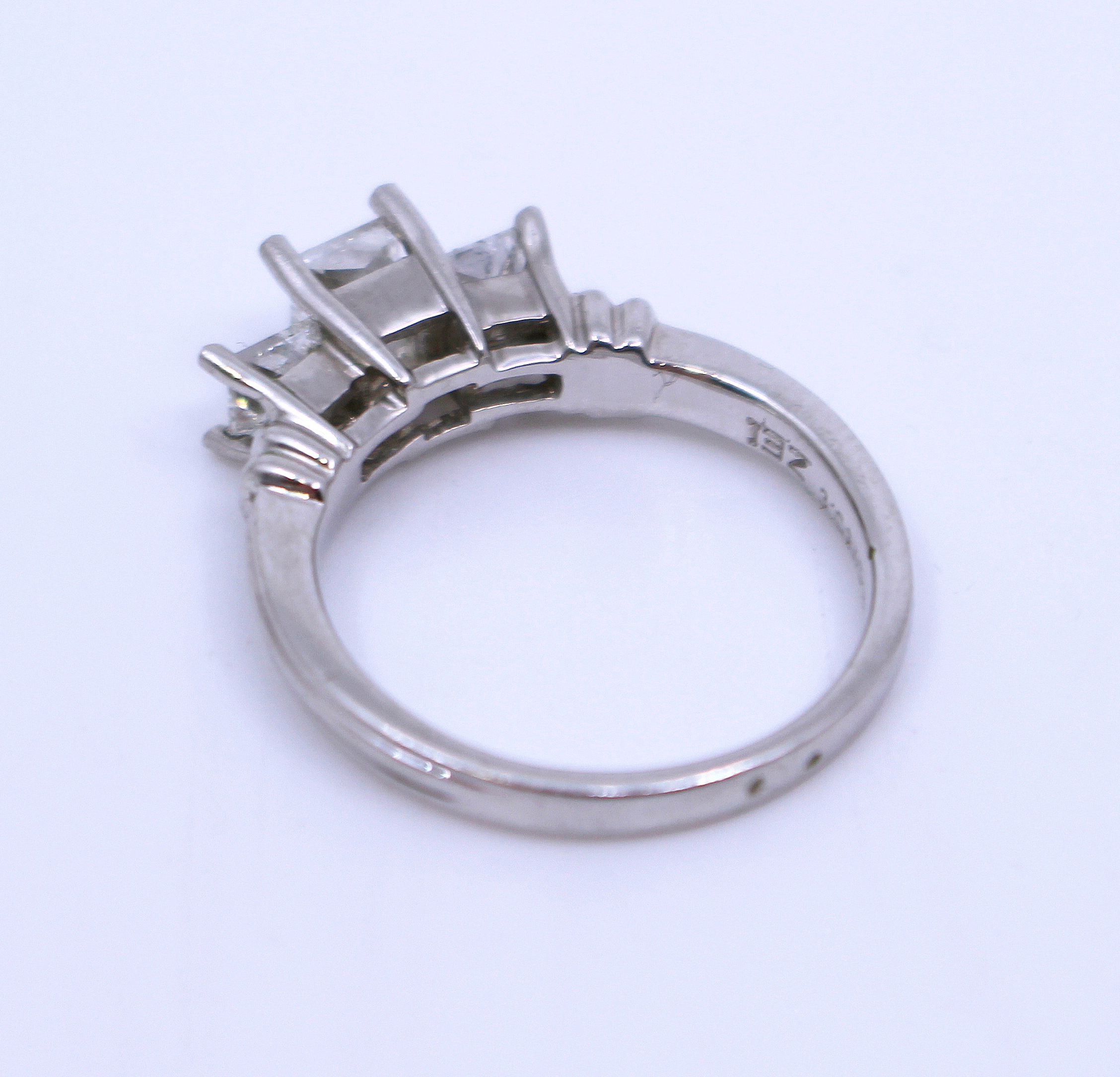 Three Stone 0.98 Carat Diamond Platinum Ring - Image 6 of 7