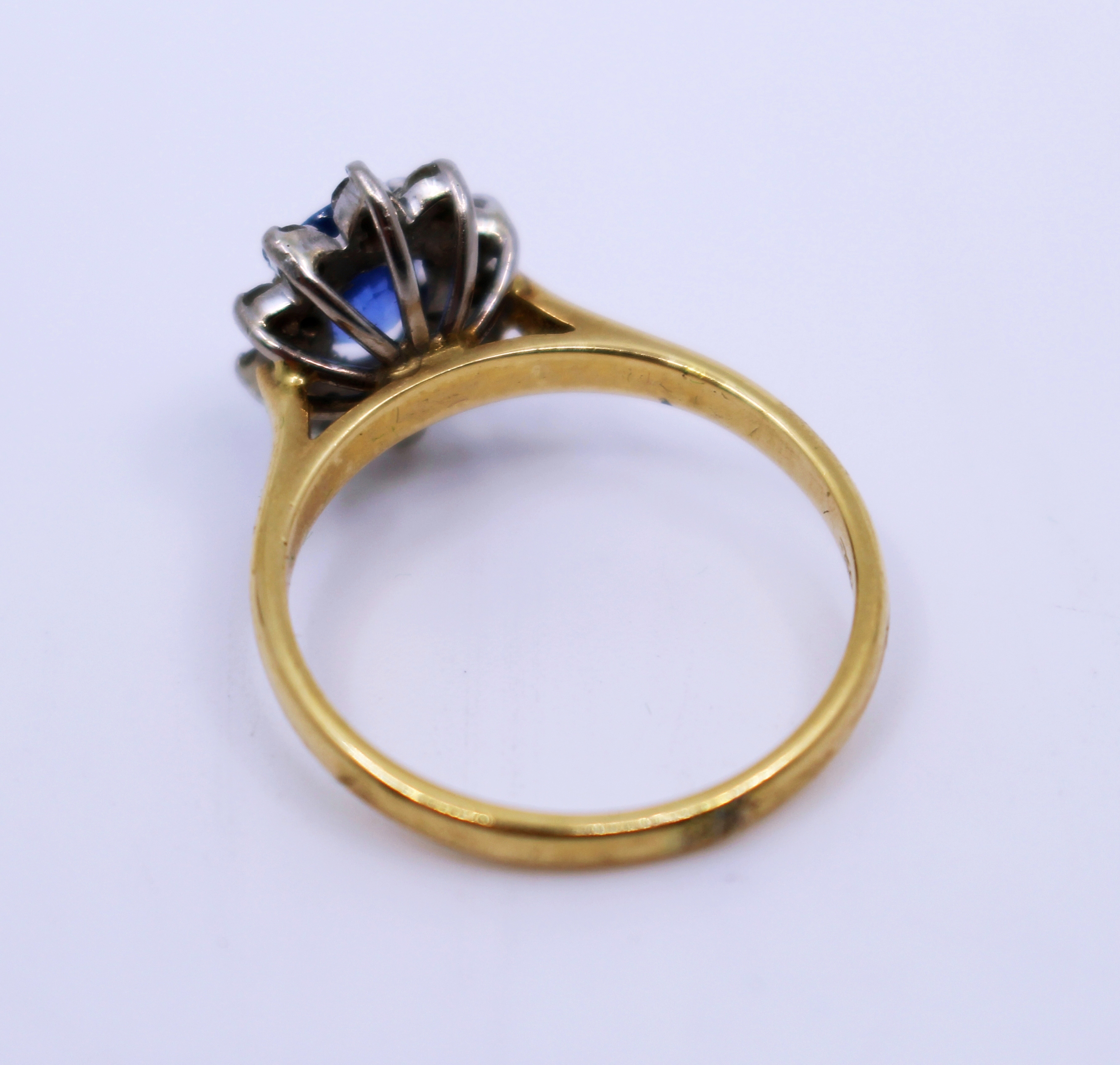 Cornflower Blue Sapphire & Diamond 18 ct. Cluster Ring - Image 5 of 6