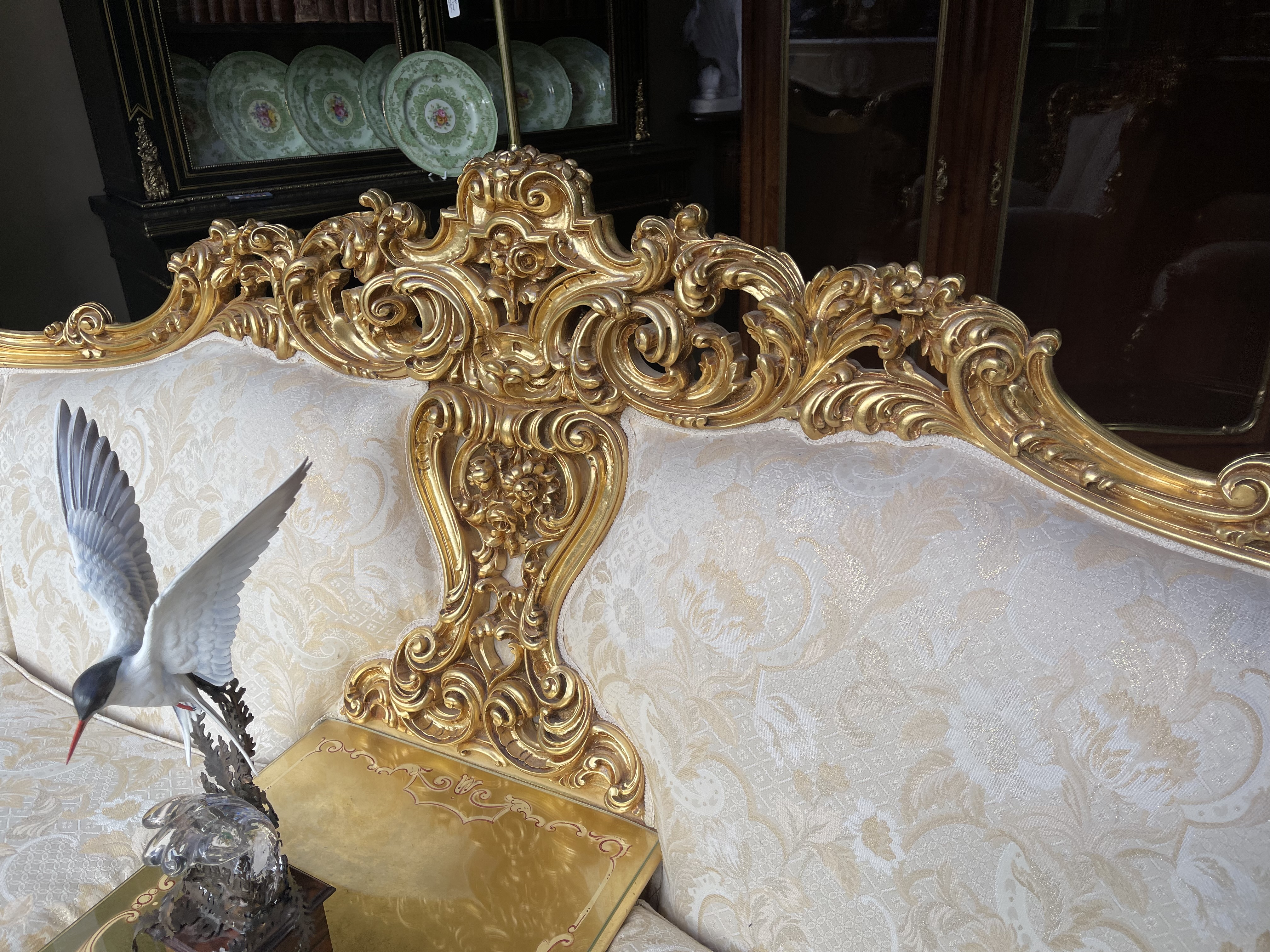 Fine Ornate Italian Silk Three Piece Giltwood Suite - Image 7 of 20