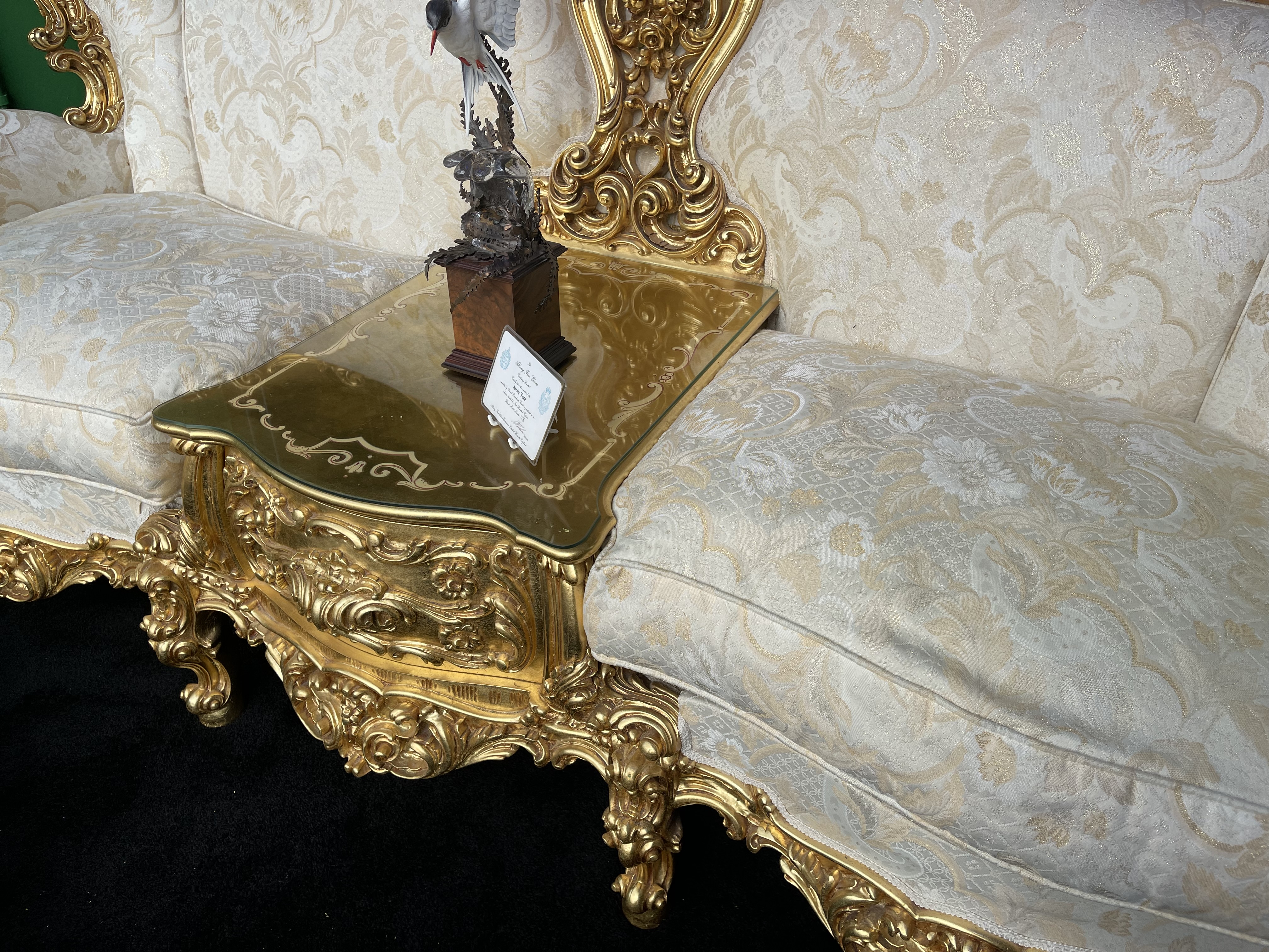 Fine Ornate Italian Silk Three Piece Giltwood Suite - Image 9 of 20