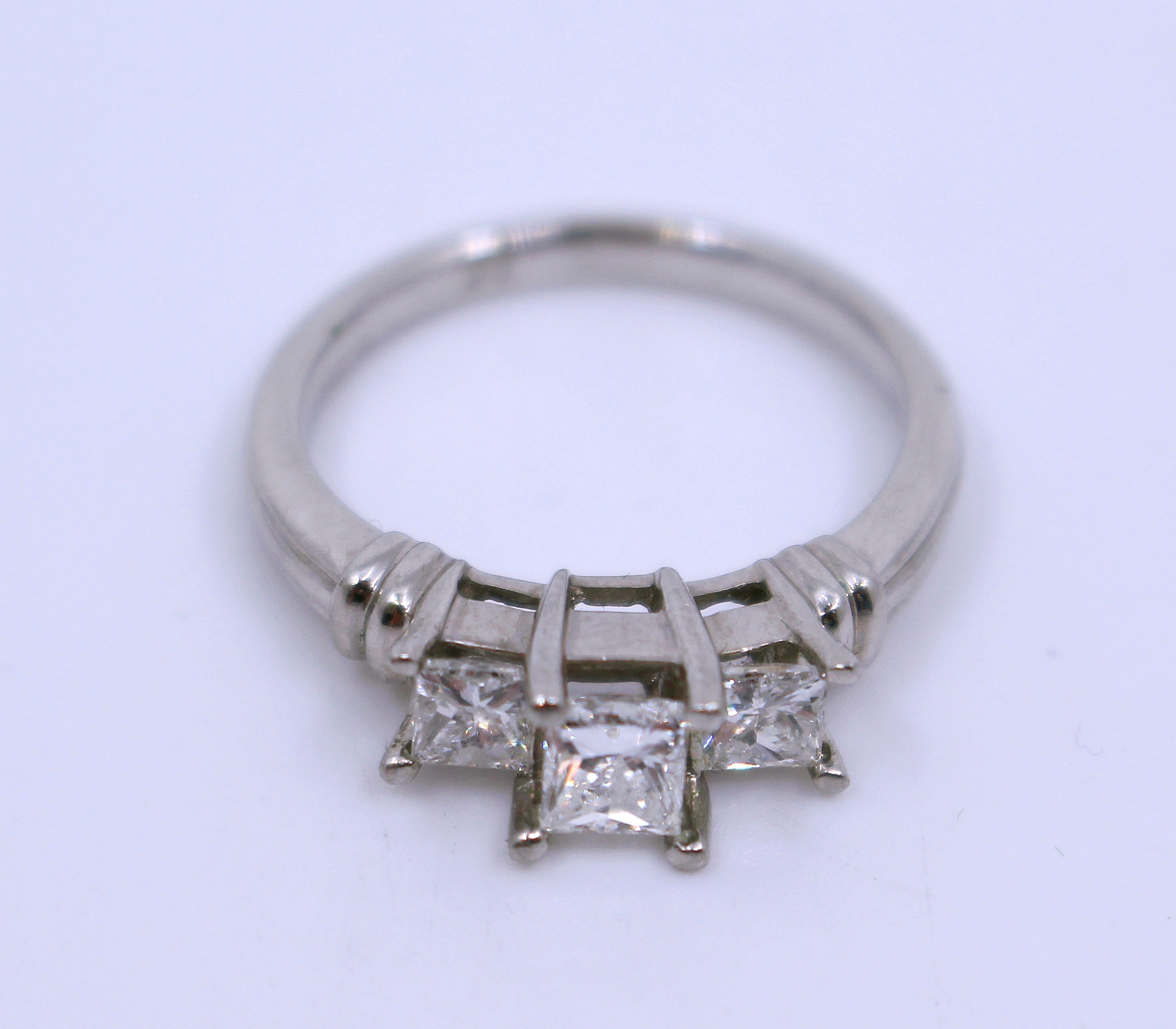 Three Stone 0.98 Carat Diamond Platinum Ring - Image 3 of 7