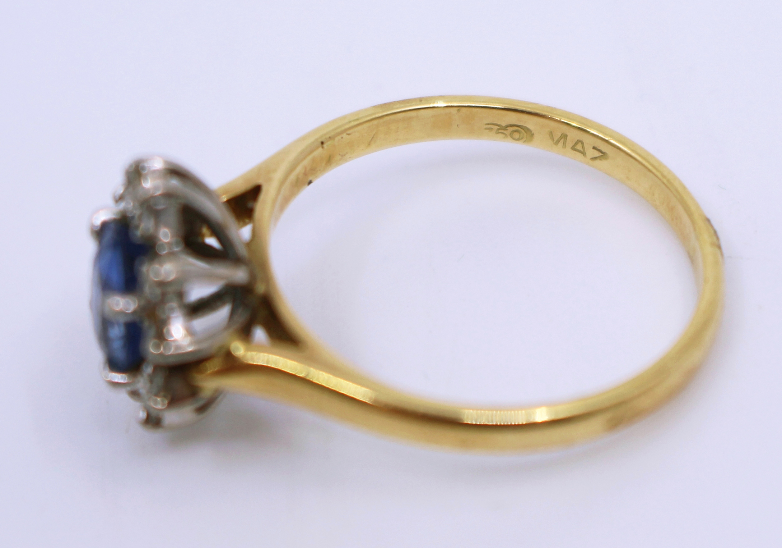 Cornflower Blue Sapphire & Diamond 18 ct. Cluster Ring - Image 4 of 6