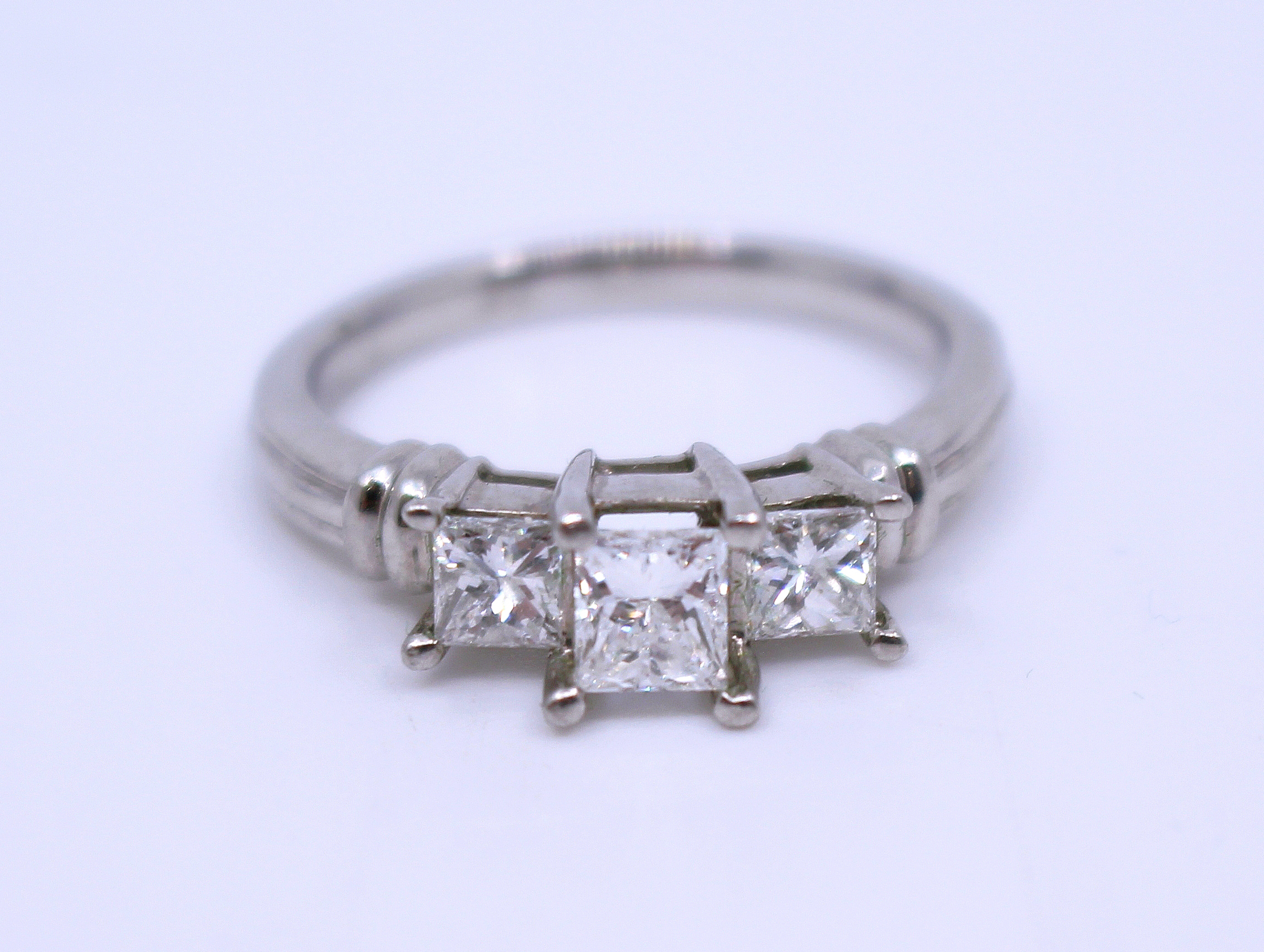 Three Stone 0.98 Carat Diamond Platinum Ring - Image 2 of 7