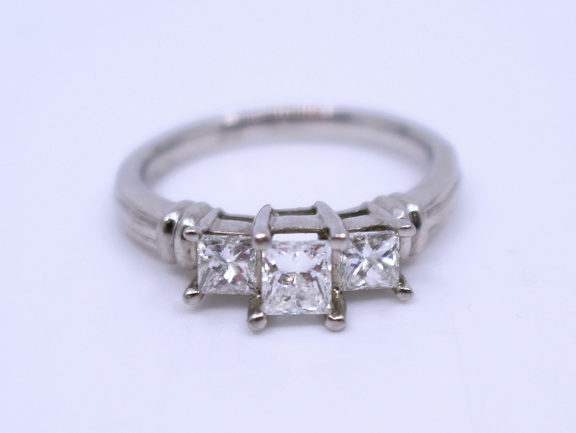 Three Stone 0.98 Carat Diamond Platinum Ring - Image 2 of 7