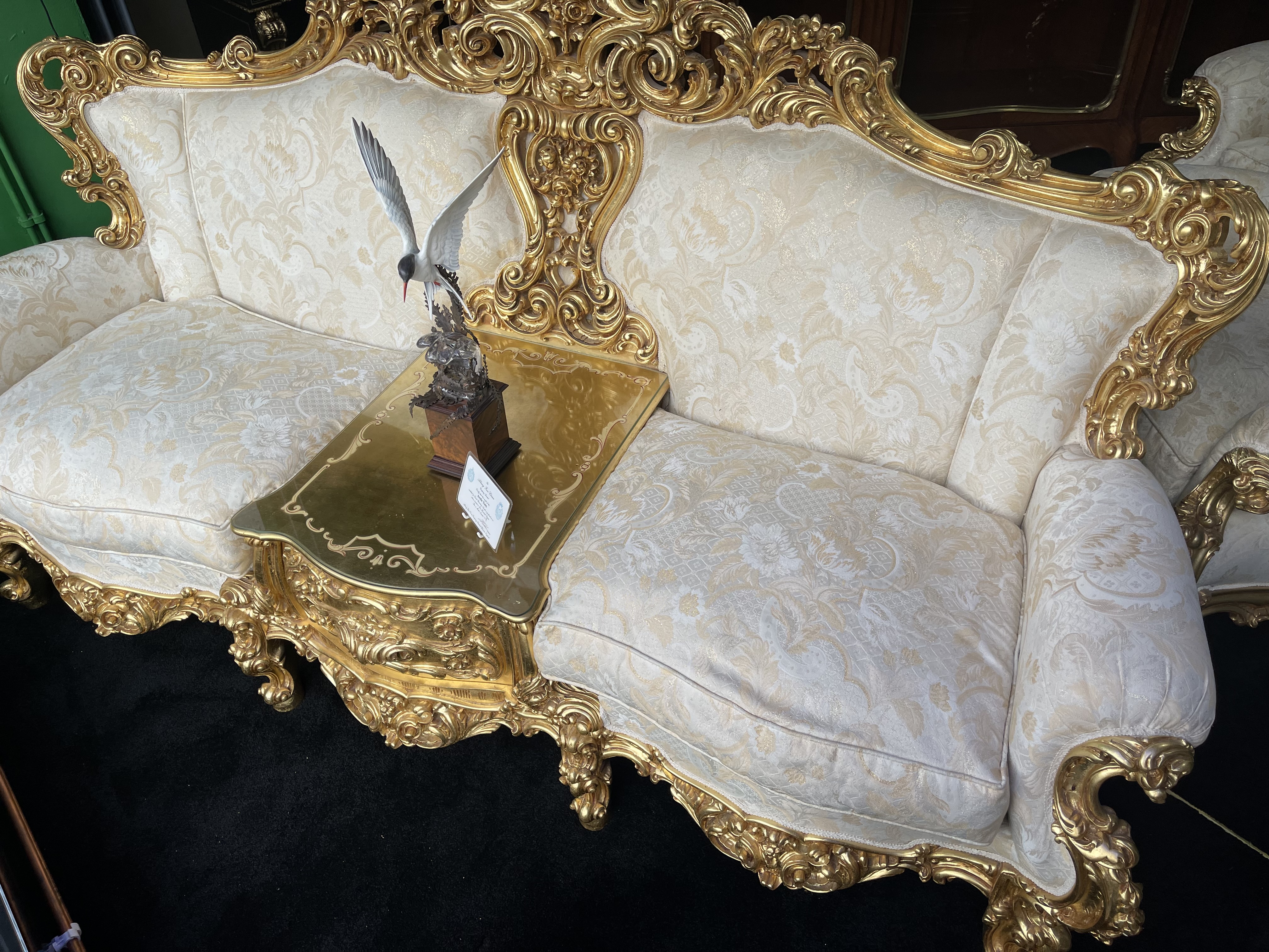 Fine Ornate Italian Silk Three Piece Giltwood Suite - Image 6 of 20