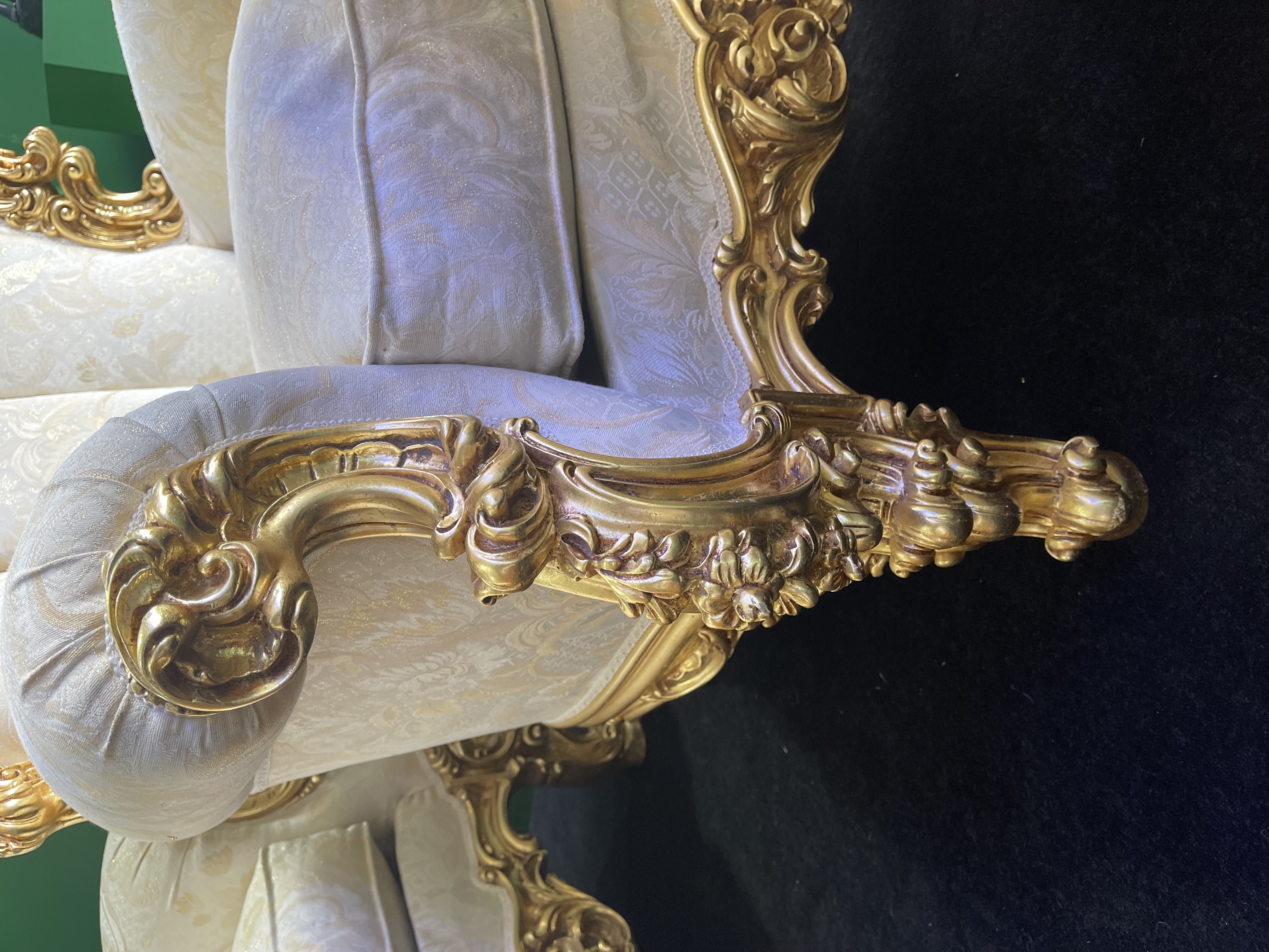 Fine Ornate Italian Silk Three Piece Giltwood Suite - Image 19 of 20