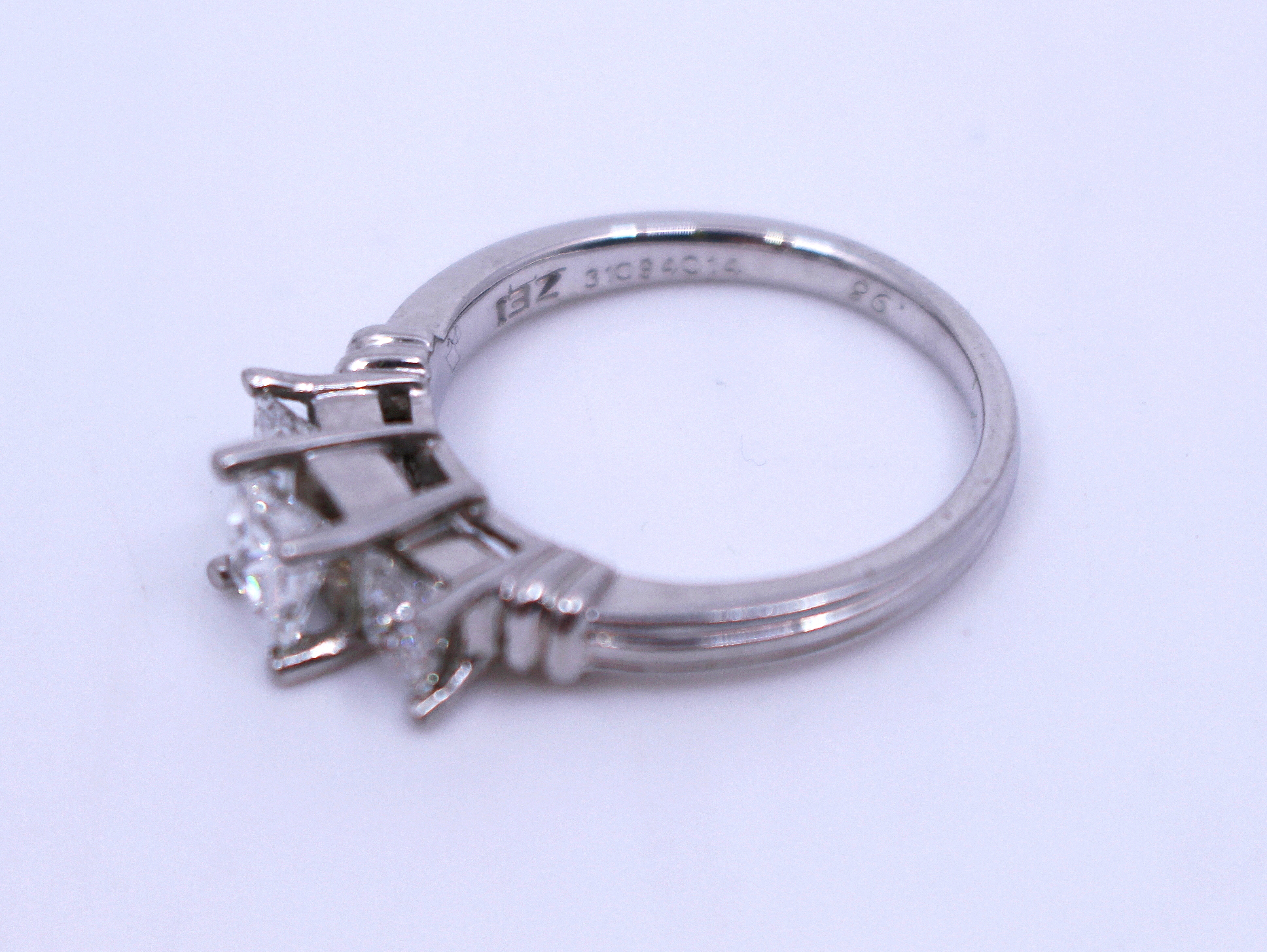 Three Stone 0.98 Carat Diamond Platinum Ring - Image 5 of 7