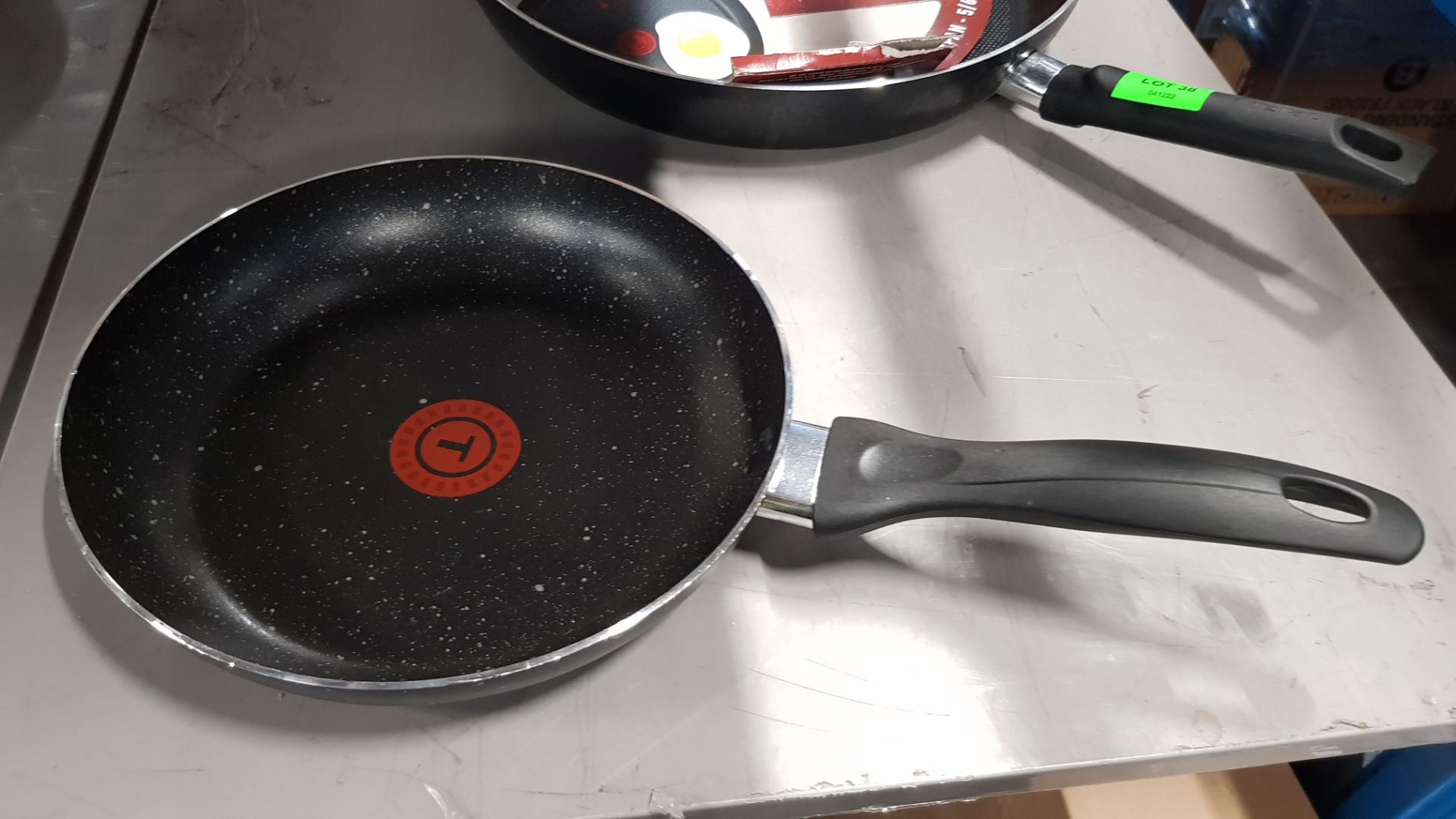 Description: (38/6N) Lot RRP £135 7x Mixed Tefal Frying Pans 1x 32cm Black RRP £38 1x 24cm Black RRP - Image 8 of 15