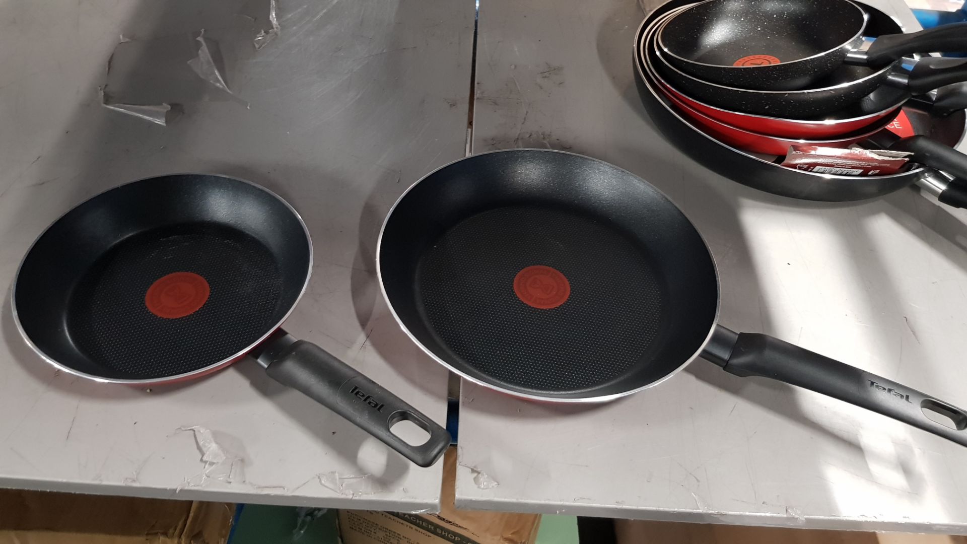 Description: (38/6N) Lot RRP £135 7x Mixed Tefal Frying Pans 1x 32cm Black RRP £38 1x 24cm Black RRP - Image 14 of 15