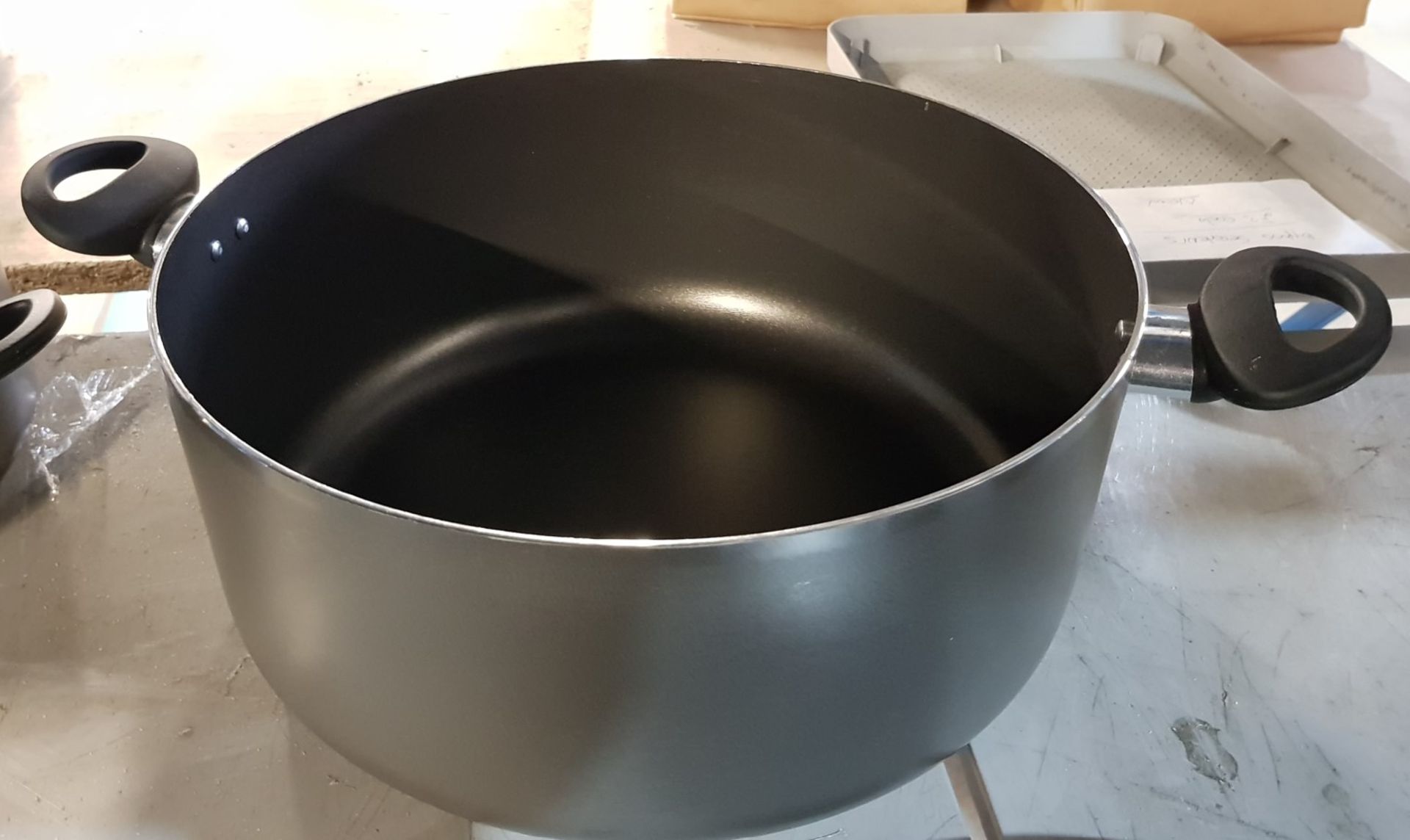 Description: (45/6I) 14x Grey Non Stick Cookware Items 1x 32cm Stock Pot 6x 24cm Stock Pot 1x 32cm - Image 3 of 12