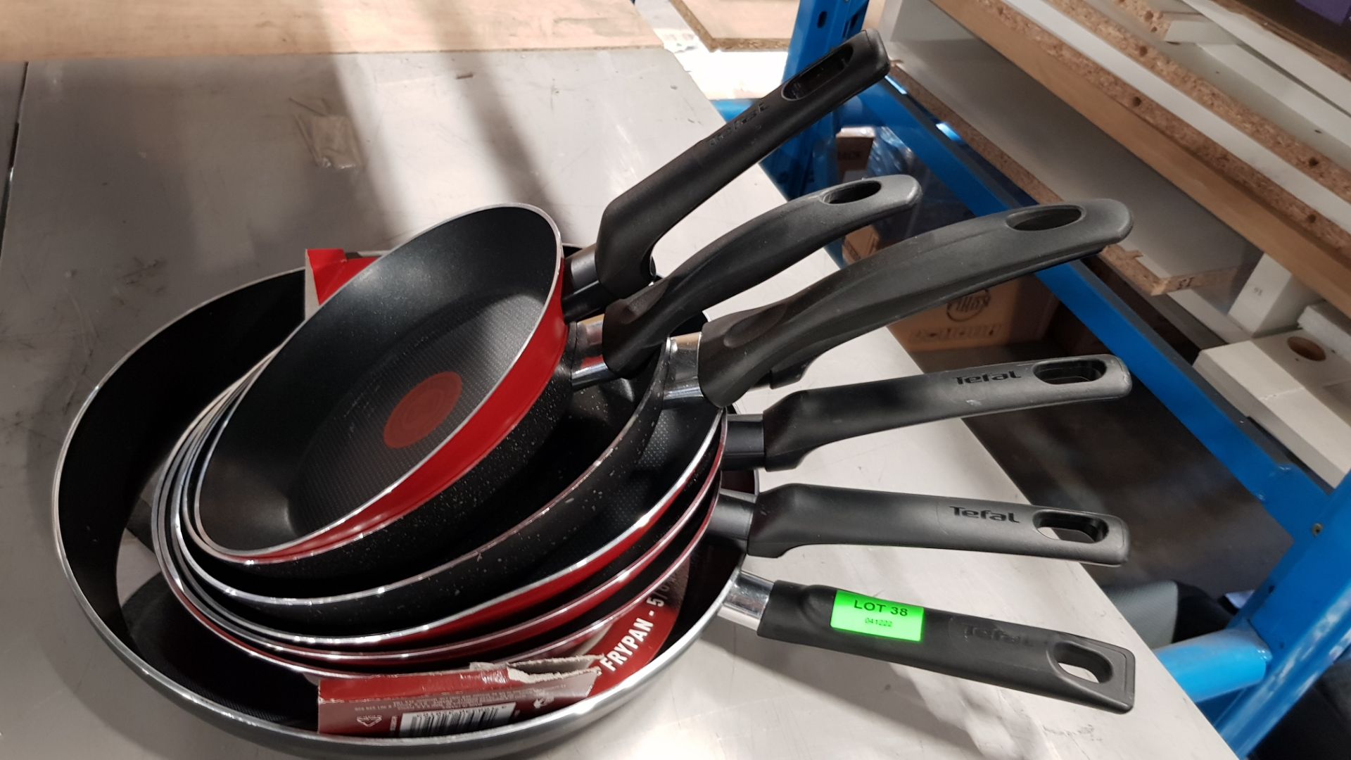 Description: (38/6N) Lot RRP £135 7x Mixed Tefal Frying Pans 1x 32cm Black RRP £38 1x 24cm Black RRP - Image 4 of 15