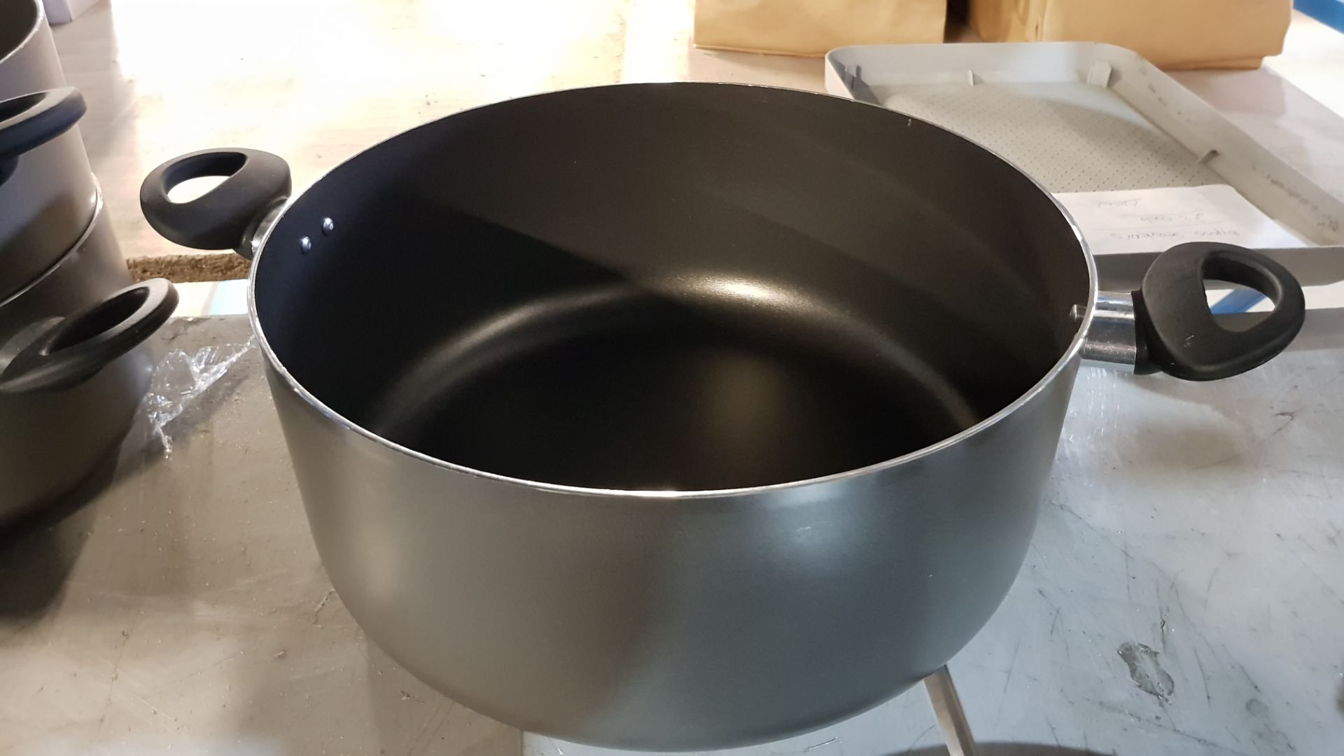 Description: (45/6I) 14x Grey Non Stick Cookware Items 1x 32cm Stock Pot 6x 24cm Stock Pot 1x 32cm - Image 6 of 12