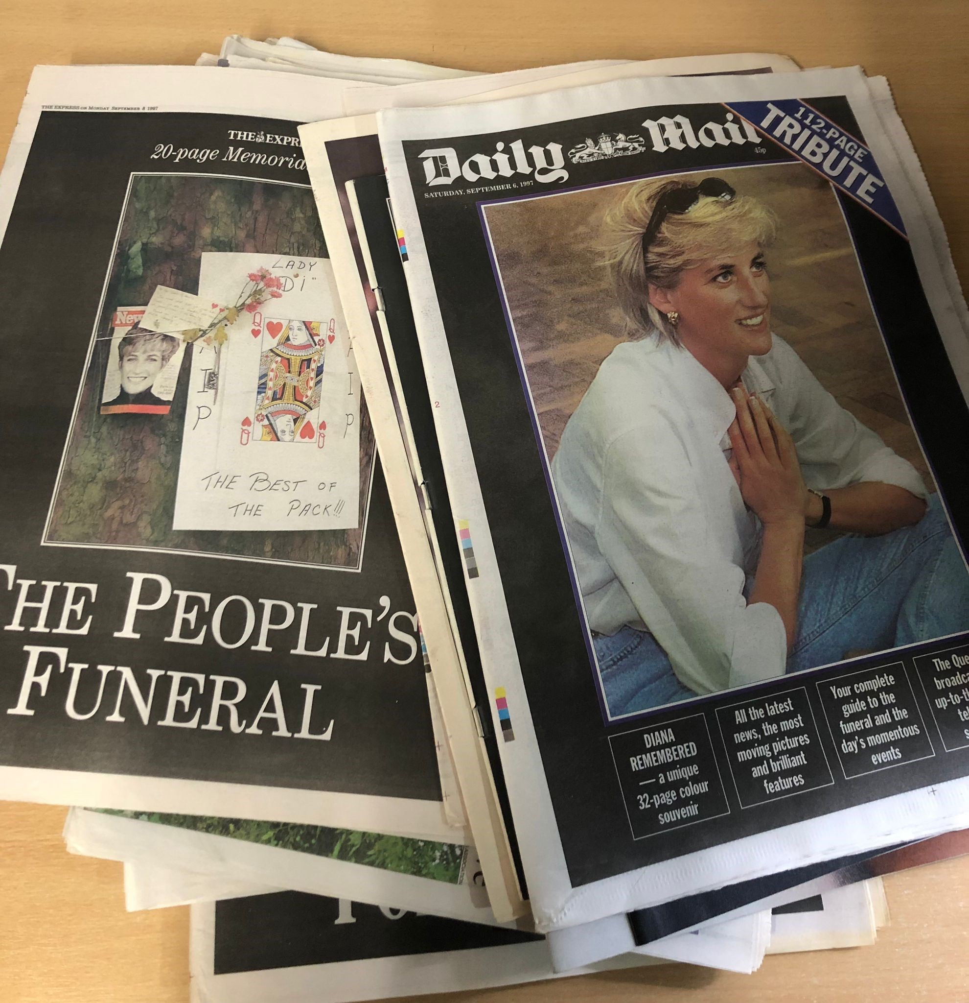 Royal family Memorabilia Death of Diana 19 Newspaper and Magazines Bundle - Image 3 of 3