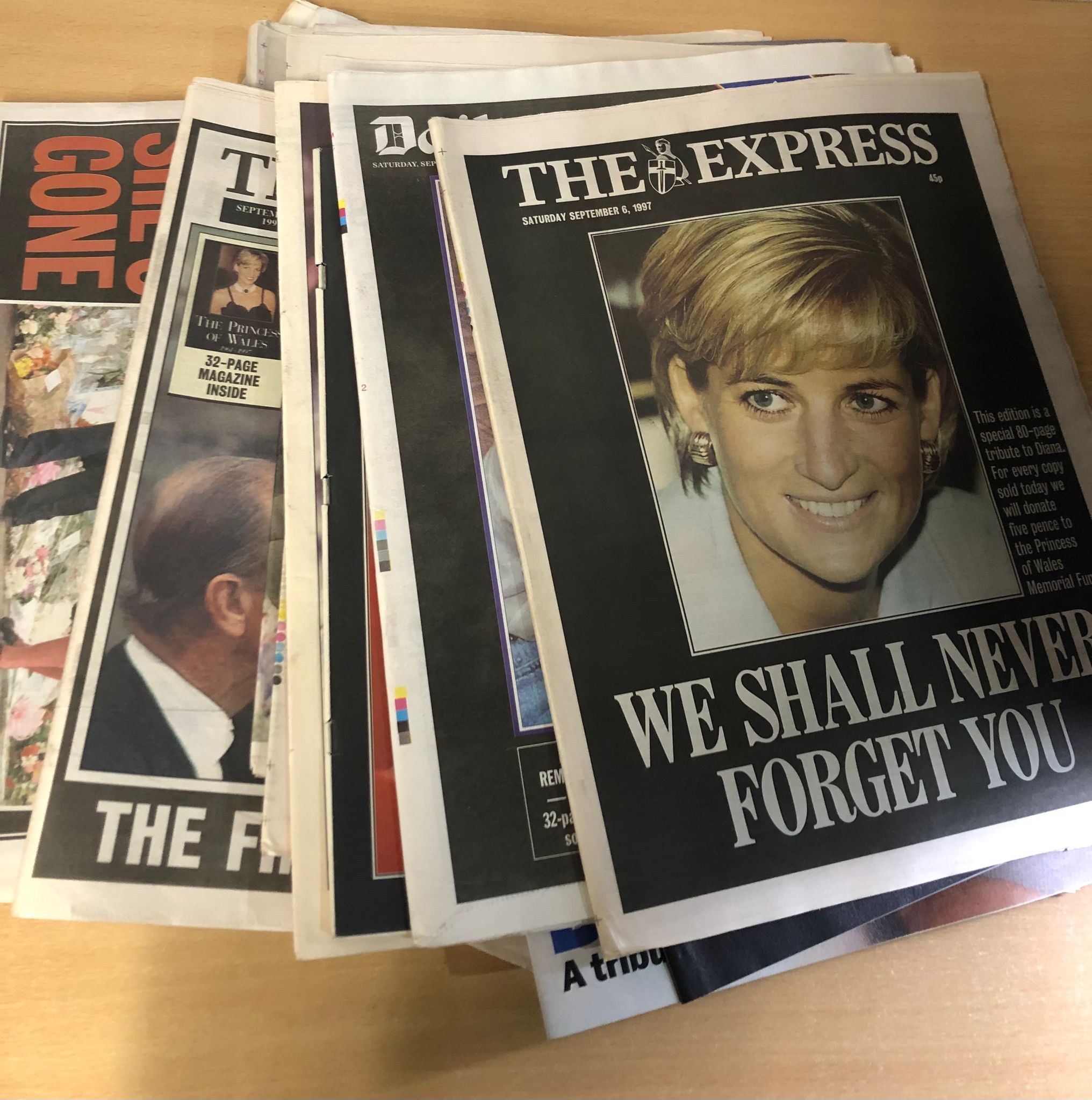 Royal family Memorabilia Death of Diana 19 Newspaper and Magazines Bundle - Image 2 of 3