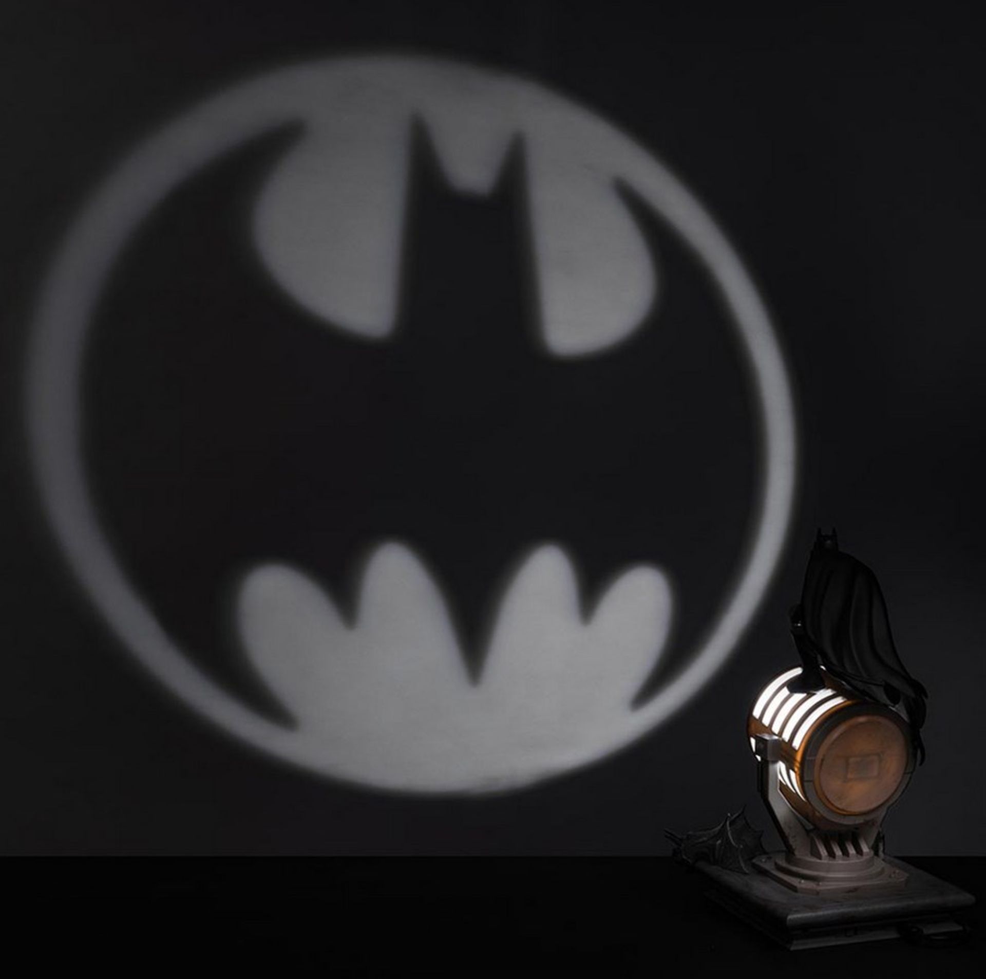 (37/R9) Lot RRP £196. 4x DC Batman Bat Signal Figurine Desk Light RRP £49 Each. (1x Unit No Box)....