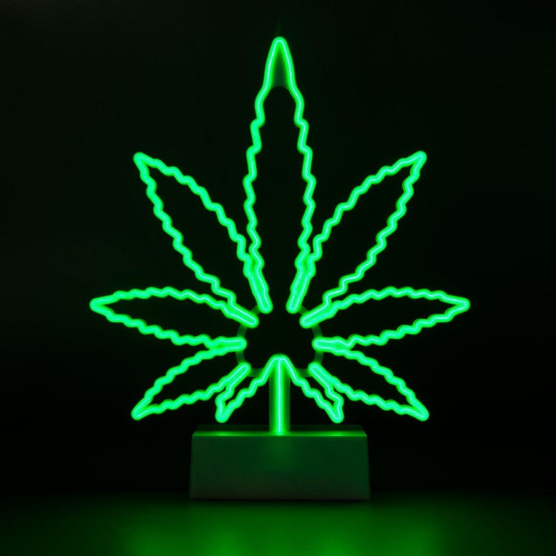(56/R9) Lot RRP £180. 10x Neon Leaf Light RRP £18 Each. (All Units Have Return To Manufacturer St...