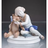 Porzellanfigurengruppe "Mädchen mit Teddybär" (Rosenthal, Selb)