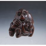 Netsuke "Mutter- u. Babyaffe" (Japan)