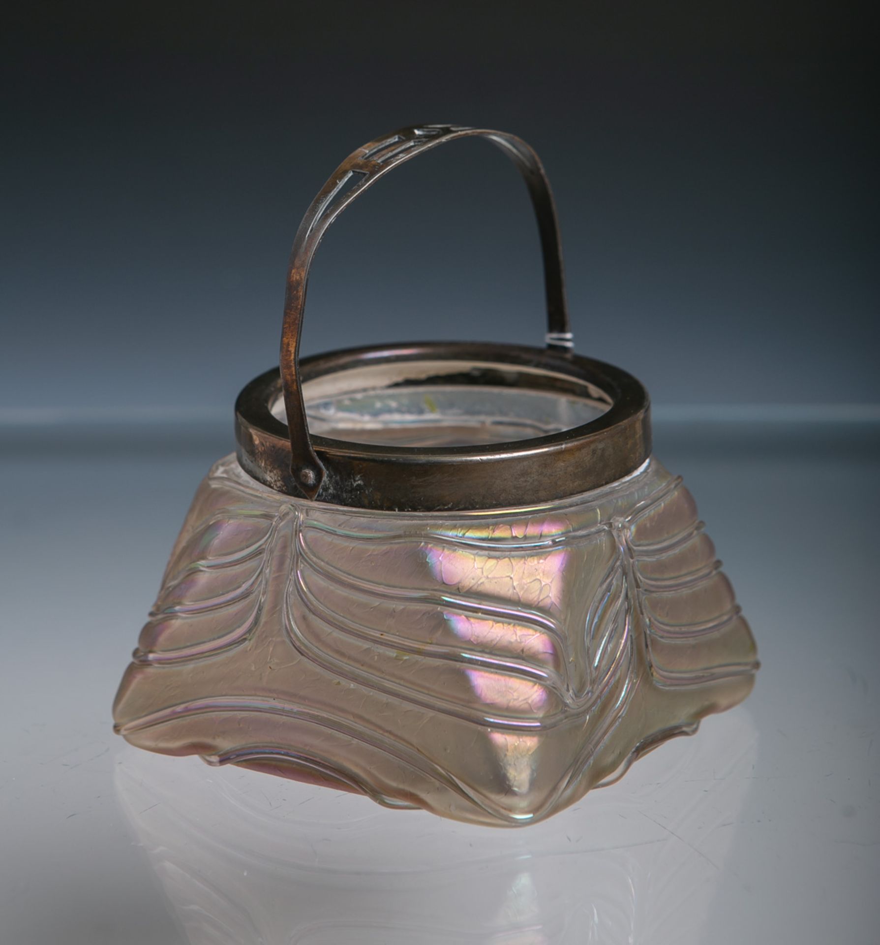 Glashenkelkörbchen (wohl Lötz, um 1900, Jugendstil)