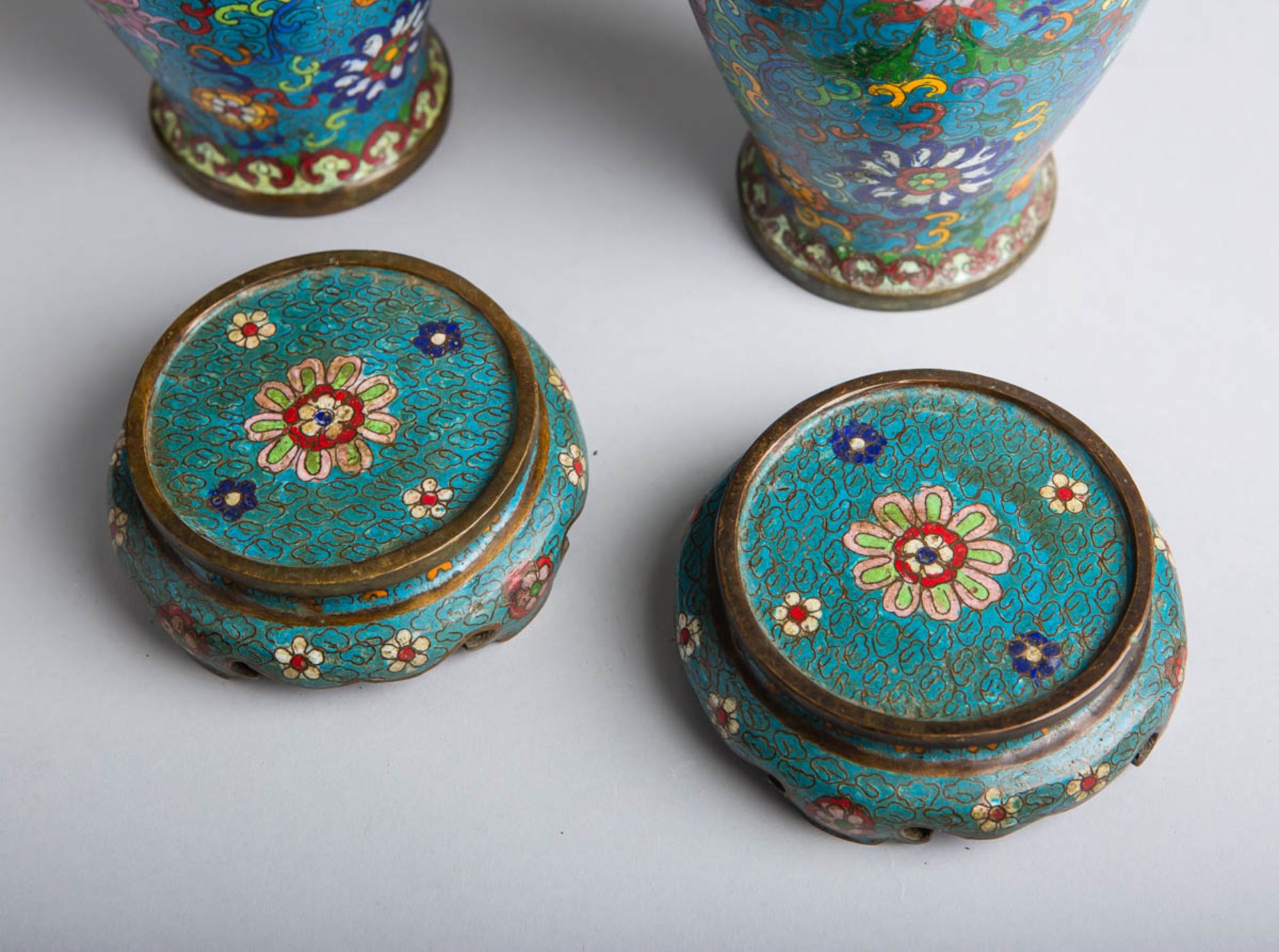 2-teiliges Set von Cloisonné-Vasen m. passenden Sockeln (China, Qing-Dynastie, wohl 16./17. Jh.) - Image 3 of 4