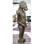 Große Ahnenfigur (wohl Stamm der Yoruba, Afrika, Alter unbekannt)