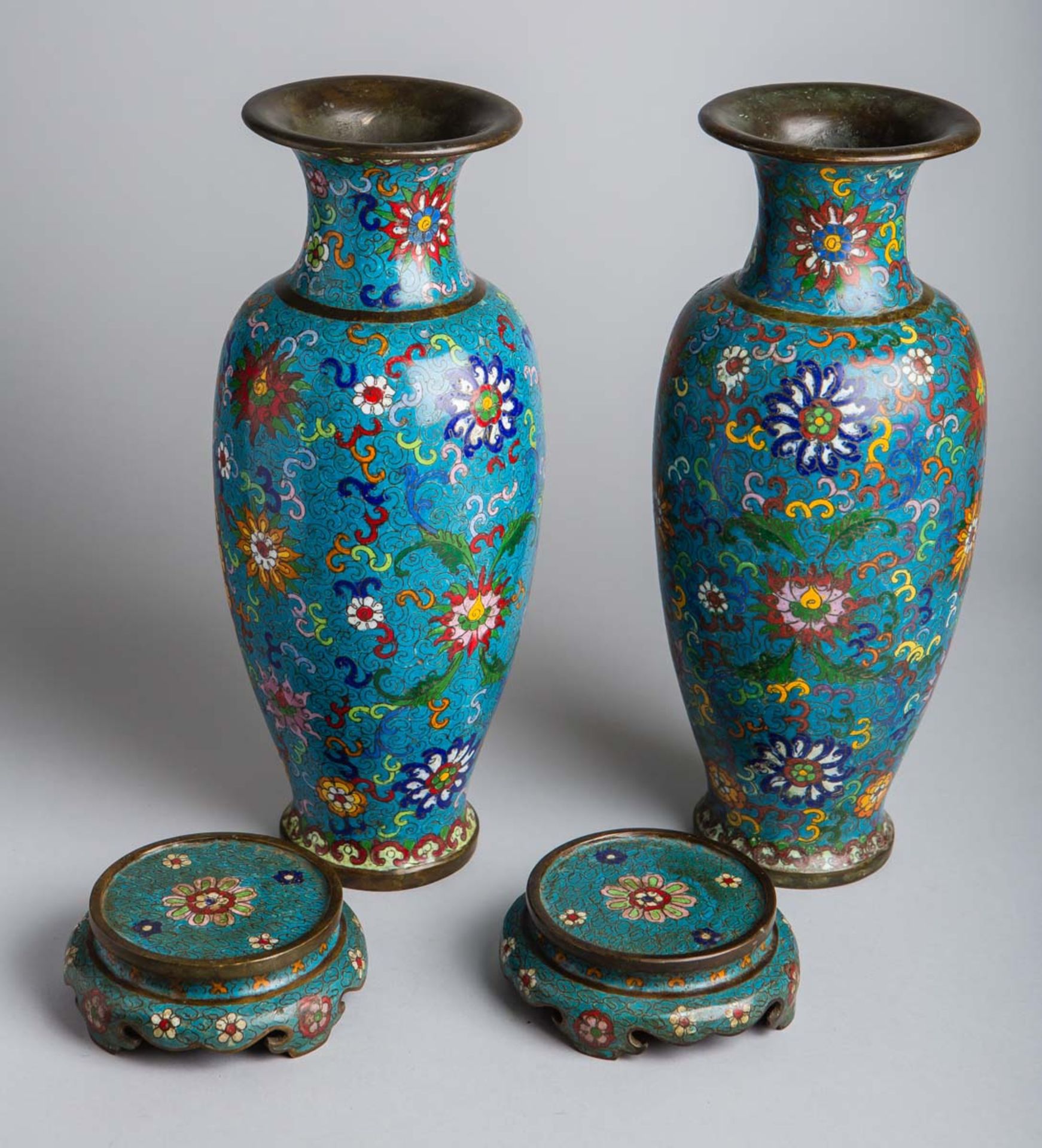 2-teiliges Set von Cloisonné-Vasen m. passenden Sockeln (China, Qing-Dynastie, wohl 16./17. Jh.) - Image 2 of 4