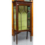 Vitrine (wohl England, um 1900)