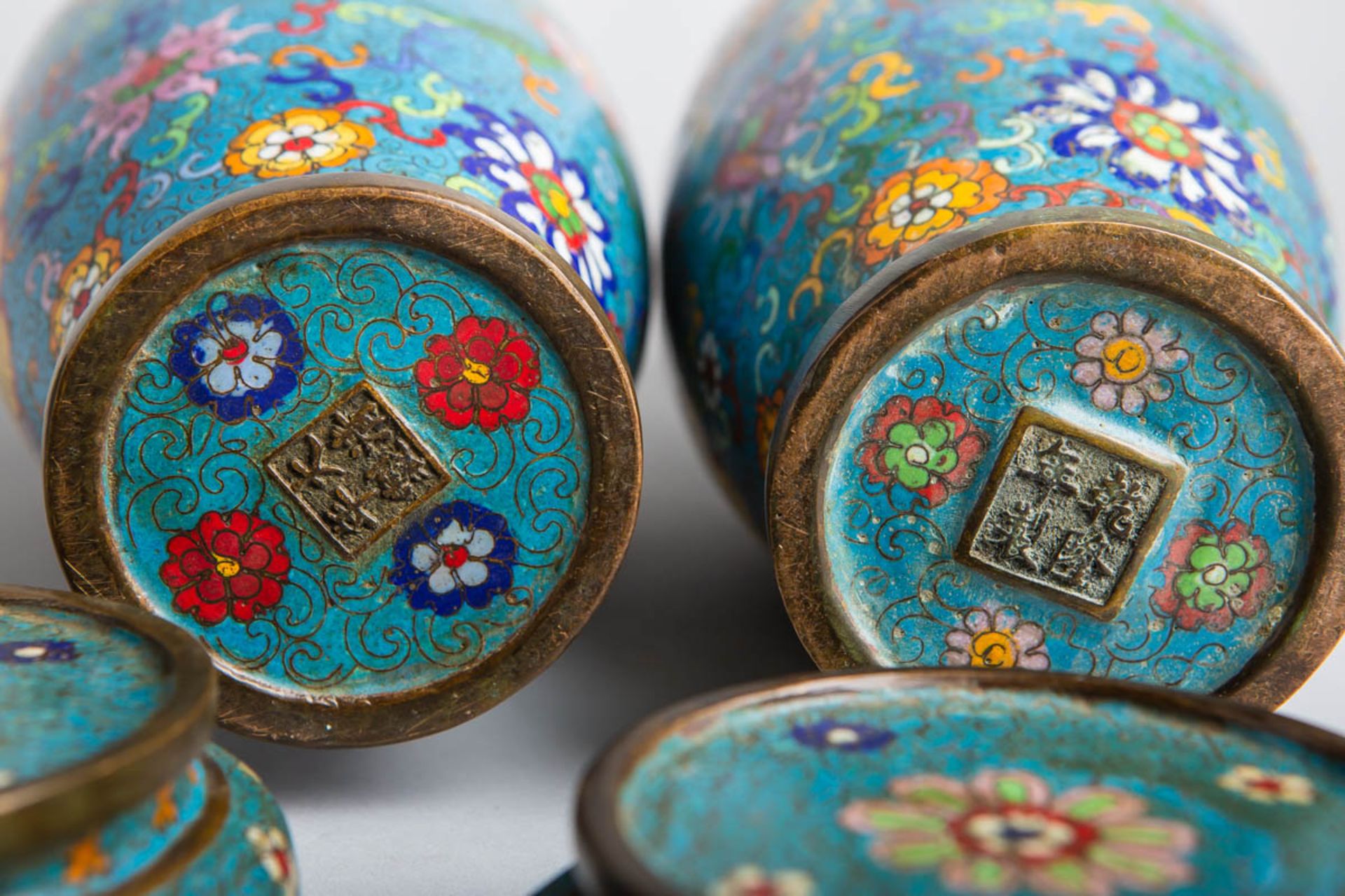 2-teiliges Set von Cloisonné-Vasen m. passenden Sockeln (China, Qing-Dynastie, wohl 16./17. Jh.) - Image 4 of 4