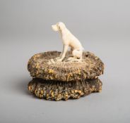 Hirschhornrose mit Hundeschnitzerei (wohl um 1900)
