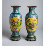 2-teiliges Set von Cloisonné-Vasen m. passenden Sockeln (China, Qing-Dynastie, wohl 16./17. Jh.)
