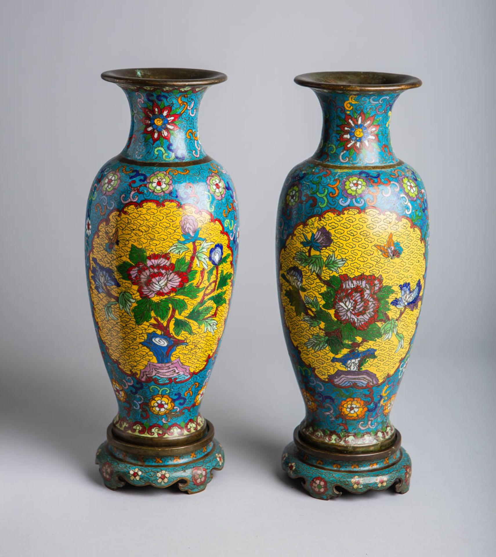 2-teiliges Set von Cloisonné-Vasen m. passenden Sockeln (China, Qing-Dynastie, wohl 16./17. Jh.)