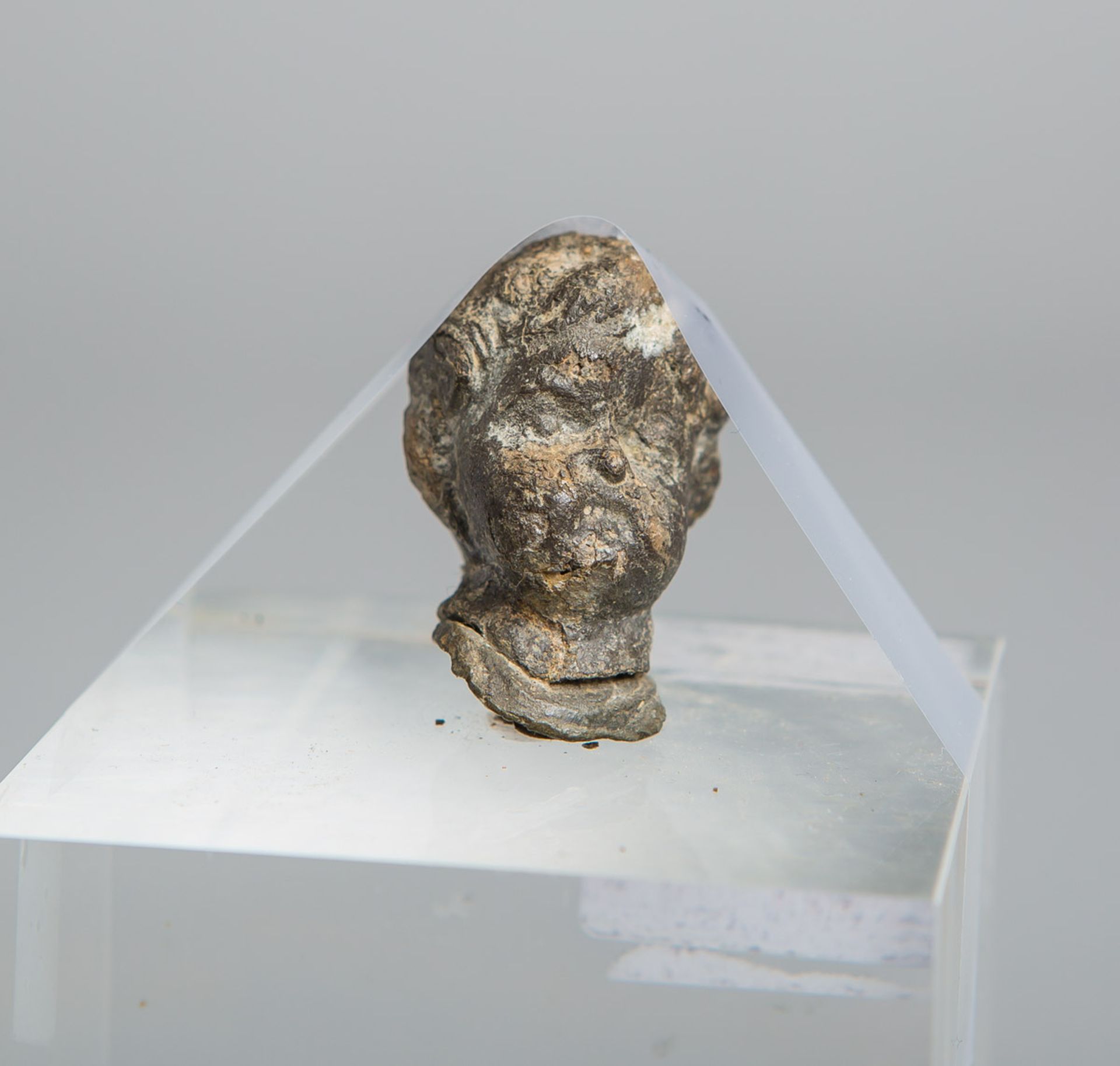 Kl. Bronzekopf eines Jünglings (Alter u. Herkunft unbekannt, wohl römisch)