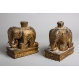 Paar Buchstützen mit Kerzenhaltern in Elefantenform (Asien, 19./20. Jh.)