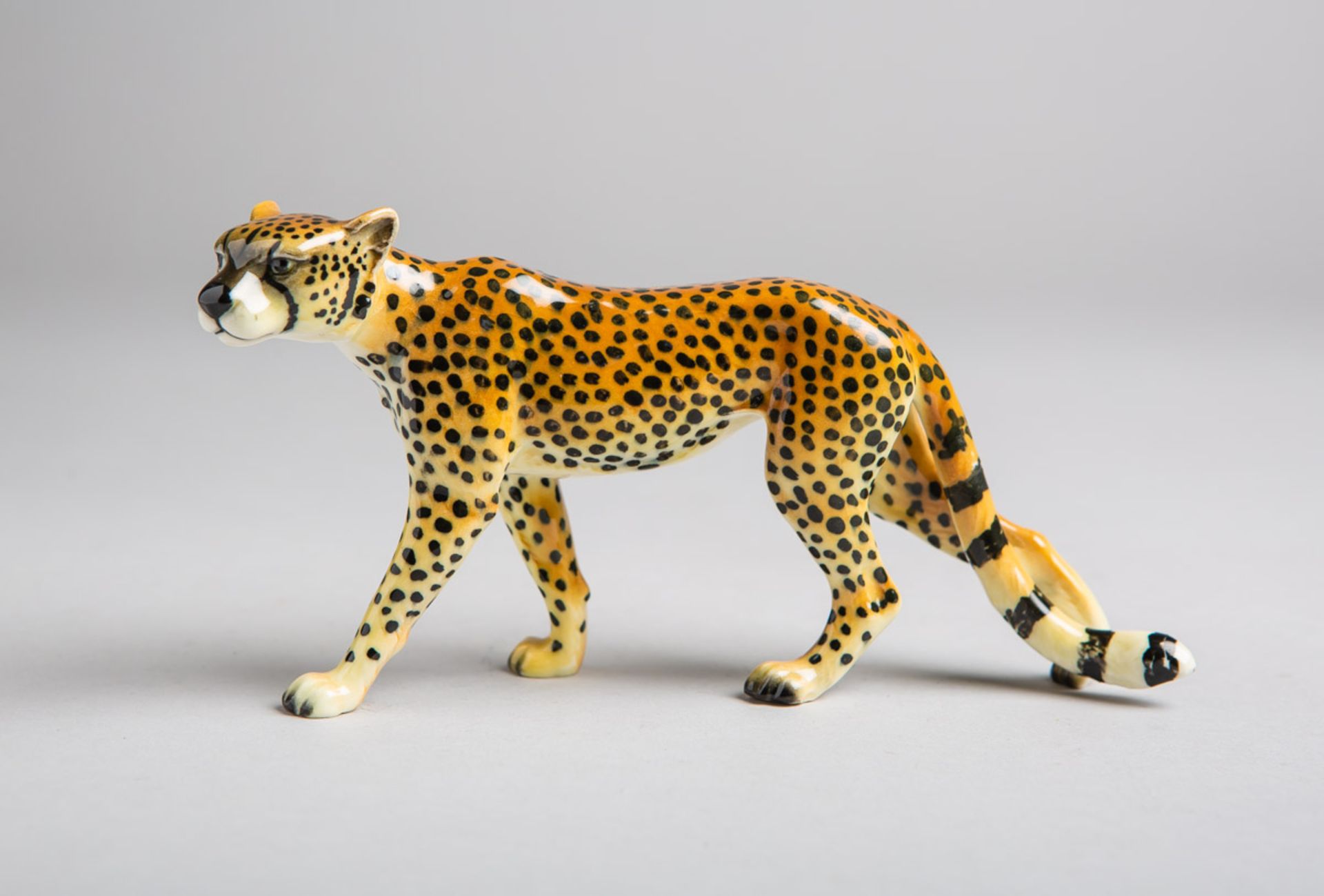 Porzellanfigur "schreitender Gepard" (Goebel, wohl 1950/60er Jahre)