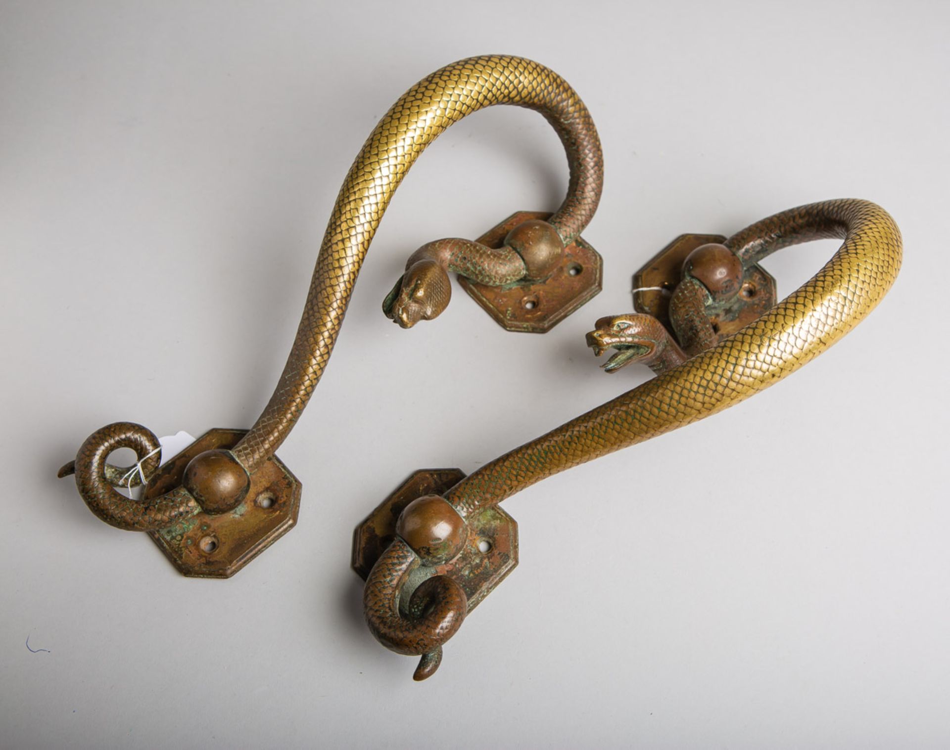 Paar Türgriffe in Form von Schlangen (um 1920)
