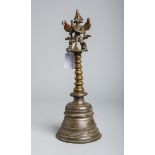 Bronzeglocke / Gantha mit figürlichem Aufsatz "Garuda" (Pakistan o. Indien, 18./19. Jh.)