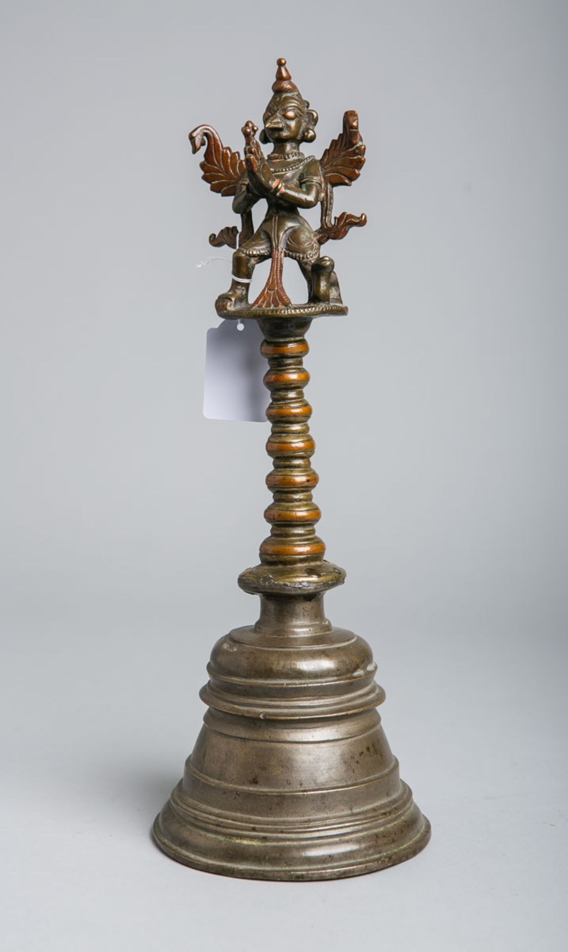 Bronzeglocke / Gantha mit figürlichem Aufsatz "Garuda" (Pakistan o. Indien, 18./19. Jh.)