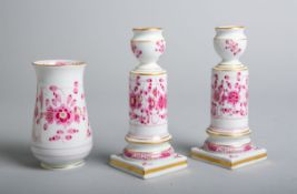3-teiliges Konvolut von Vase und Kerzenhaltern (Meissen, 1. Wahl, Kerzenhalter Knaufzeit)