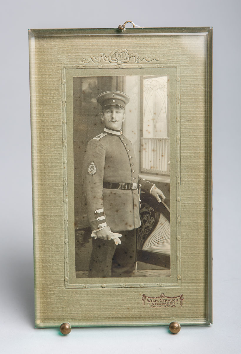 Tisch-Fotorahmen m. Abbild eines preussischen Soldaten in voller Uniform (Anfang 20. Jh.)